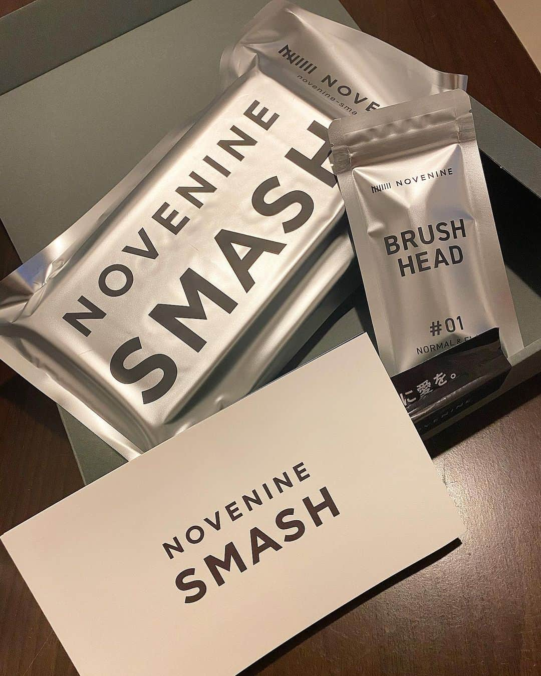 工藤采佳さんのインスタグラム写真 - (工藤采佳Instagram)「@novenine.smash がついに届きました‪✯‬*。  イメージモデルとして起用して頂き、 ついに！発売開始されたということで、、、 我が家でも使用していますっ！！！  超音波の振動がものすごく心地よくて、 前より磨き残しが無くなった感じがしますヽ(^0^)ノ  知覚過敏で電動歯ブラシは歯にしみて痛かったけど 歯先が柔らかくて磨いてて気持ちいいです！   #ノーブナイン だと歯茎も痛くならないし 調子が良くなってきている気がします🥰😘  何よりいいのは、時間がない時は ちゃちゃーっと磨いて終わり！って感じやったけど 口臭チェックでいい結果を出したくて、 きちんと磨くようになりました←これ大事だよね！笑  毎日の歯磨きと口臭チェックが習慣化しています🪥  歯って一生物やけん、大切にしたいよね🍀  気になった方はタグ付けしてるので、HP覗いて見てください！ 私がたくさん登場してます！🤗🌷✨   #ノーブナイン#novenine#noveninesmash#電動歯ブラシ #歯ブラシ#歯ブラシスタンド#口臭対策#新発売 #ブラシる#オーラルケア#新商品#モデル#口腔に愛を」6月18日 17時34分 - kudo__ayaka