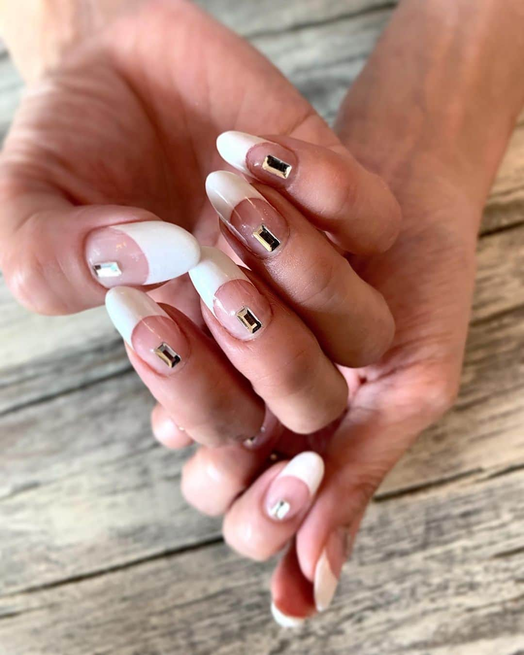 山崎みどりさんのインスタグラム写真 - (山崎みどりInstagram)「NEW self nail💅🏻  形は長めのalmond🥜  デザインはピンククリアにホワイトフレンチで長方形のクリスタルをON🤍  フレンチは深めに。 （伸びた時用にw） ──────────────────────────  #セルフネイル #newnail #nail #selfnail #💅🏻 #ネイルデザイン� #flashnails #flashnail #ネイル #ジェルネイル #nail #クリスタル #シンプルネイル #selfnail #nails #naildesign #simplenails #simplenail #네일아트  #chiodo #unghia #美甲 #フレンチネイル #frenchnails #フレンチ#midorinail」6月18日 18時04分 - midori_yamasaki_