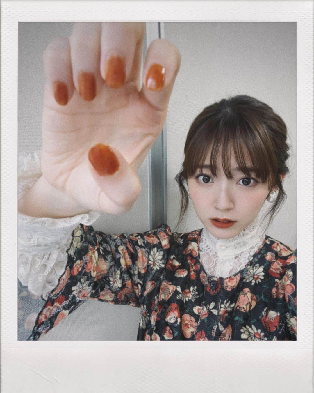 鈴木愛理さんのインスタグラム写真 - (鈴木愛理Instagram)「✴︎ とにかくネイルを見せたかったんだけど、どう見せるのが正解？って結果この量になりました、お納めください。  @suqqu_official のネイル✨  衣装はクラシックTVの時のものです✌︎  詳細また別で載せますね！  #フレーム的なの使ったの久々すぎた」6月18日 17時57分 - airisuzuki_official_uf