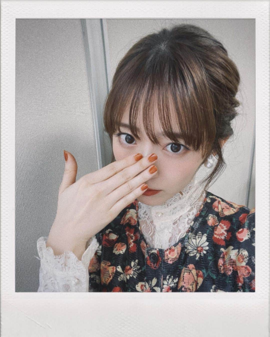 鈴木愛理さんのインスタグラム写真 - (鈴木愛理Instagram)「✴︎ とにかくネイルを見せたかったんだけど、どう見せるのが正解？って結果この量になりました、お納めください。  @suqqu_official のネイル✨  衣装はクラシックTVの時のものです✌︎  詳細また別で載せますね！  #フレーム的なの使ったの久々すぎた」6月18日 17時57分 - airisuzuki_official_uf