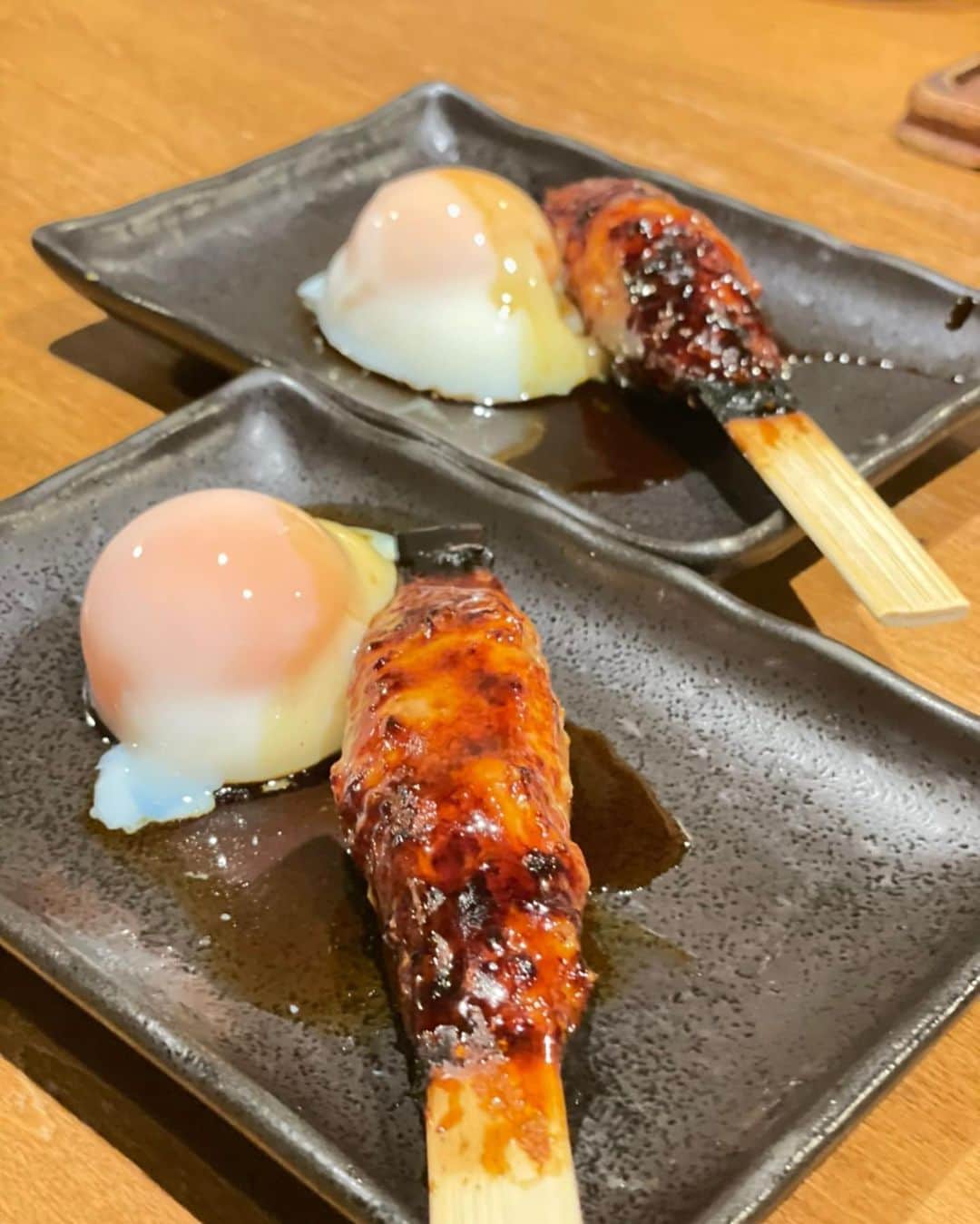 渋谷恭子さんのインスタグラム写真 - (渋谷恭子Instagram)「右下にチラっと写ってるものは何でしょう？  秋田名物のアレって言ったら、すぐにわかっちゃうかな…  先日のランチは #比内地鶏 を使った焼き鳥やきりたんぽなどが食べられるお店“ひないや” @hinaiya_kichijoji_ さんで✨  焼き鳥、きりたんぽ、ハーフサイズの親子丼、デザートの比内地鶏の玉子アイスまで、とってもおいしく頂きました😊  お酒が飲めるようになったら、また行ってみたいです💕  #地鶏 #鶏肉 #鶏肉料理 #焼き鳥 #焼鳥 #親子丼 #丼 #ハーフサイズ #ママ #ママライフ #秋田料理 #きりたんぽ #吉祥寺グルメ #吉祥寺 #ひないや #比内や #アラフィフ」6月18日 18時03分 - kyoko.86