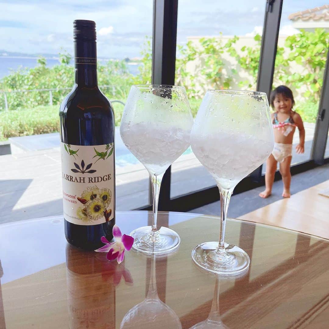 鮎河ナオミのインスタグラム：「美容好き & ワイン好き のお友達に頂いたジャラリッジのワイン🍷  フルーティで口当たりが軽くて、暑い日にピッタリ☀️🍷  ポリフェノールの一種「レスベラトロール」が通常の約50倍入っていて、アンチエイジングにも良いそうです🙌  フルーツを入れてサングリアみたいに頂いても美味しい〜🍒   #winelist #ジャラリッジ#美容ワイン#アンチエイジングワイン#ブロッサムレッド#美肌#健康　#ざしきわらし」