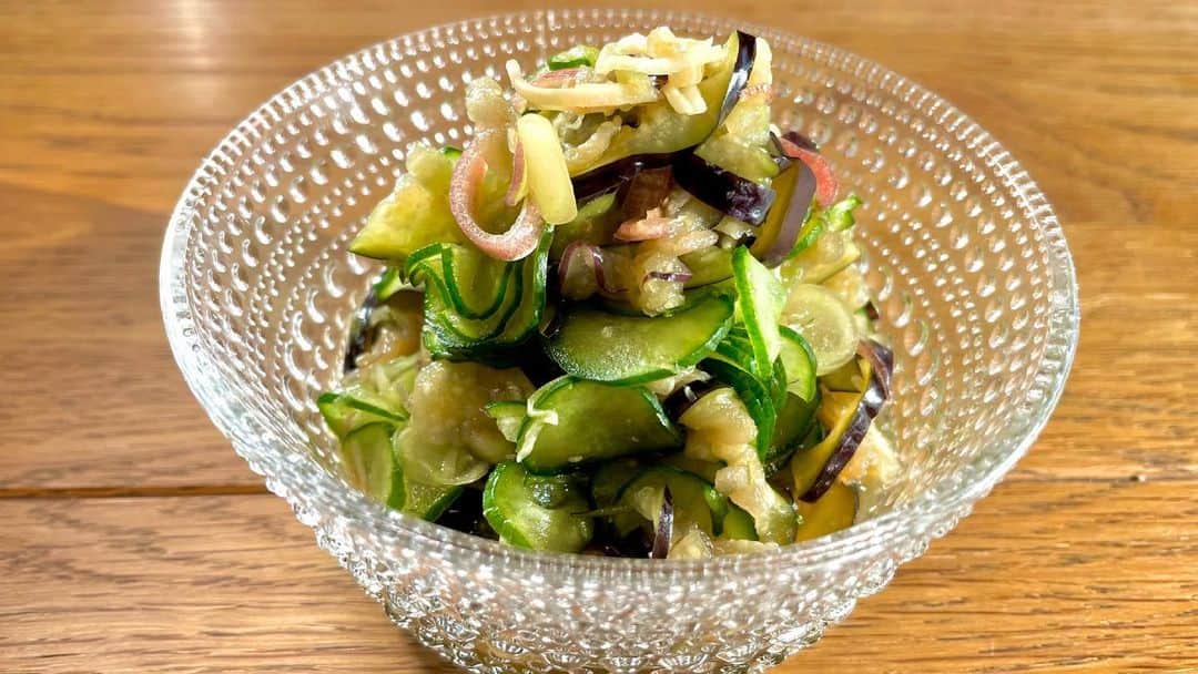 馬場裕之さんのインスタグラム写真 - (馬場裕之Instagram)「夏野菜の浅漬け2種😊 野菜モリモリ食べれちゃいますよ🥳 YouTube登録者数40万人突破ありがとうございます🎊😆  YouTube「馬場ごはん」 にてご視聴くださいー😸 . ▷ @hiro88 ◁ ⇧⇧⇧⇧⇧⇧⇧ こちらをクリック😻 『材料』 【夏野菜の浅漬け】 　▷きゅうり：2本  ▷なす：1本  ▷みょうが：2つ  ▷生姜：25g  ▷醤油：小さじ1/4  ▷塩：小さじ1/2  【きゅうりの浅漬け】 　▷きゅうり：2本  ▷砂糖：30g  ▷酢：大さじ1  ▷煎りごま：適量  ▷醤油：大さじ1  ▷ラー油：少々  #新しい日常  #一緒にやってみよう #おうちごはん  #吉本自宅劇場  #馬場ごはん #簡単 #お漬物 #夏野菜 #おつまみ #常備菜 #母の味  #きゅうり」6月18日 18時34分 - hiro88