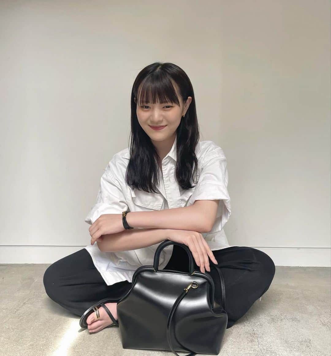 木村なつみのインスタグラム：「白黒でコーデは珍しかったなぁ🐼🏷したよん  私の近況報告していいですか？ついに一人暮らしを始めます 家具家電探し始めなきゃ~なんでもかんでもおすすめのもの教えて🛋」