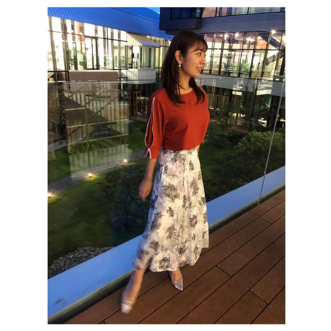 白戸ゆめのさんのインスタグラム写真 - (白戸ゆめのInstagram)「👗 . 《Thu》 tops&skirt: @ikkalounge_official  . 赤のトップスかわいい〜って スタイリストさんに言ったら これは「朱色」と言われました🤣🤣 . というわけで朱色のトップスは 袖のディテールとラインが可愛すぎて 購入を本気で考えています🤔❤️ . スカートは花柄だけどモノトーンで 大人の女性感を演出してくれました🌹 . 最近は陽が伸びて ニュース終わりでもまだ空が明るい🔆 夏は、もうすぐそこですね🍉 . 今週は5日間、毎日ありがとうございました！ 来週からは岡山県の緊急事態宣言も明けるので 通常通りの曜日に戻ります🎤 . #衣装 #女子アナ #女子アナコーデ #キャスター #アナウンサー #コーデ #ootd #全身コーデ #ikka #ikkalounge  #撮影場所 #2階 #テラス #中庭 #夕景 #夜景」6月18日 19時31分 - yumeno.s_