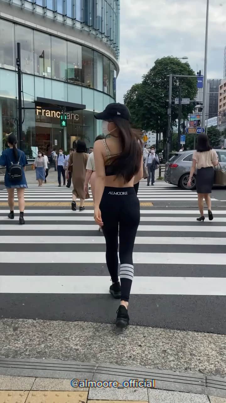 渋谷ゆりのインスタグラム：「👚❤️ @almoore_official  すぐ運動できるように毎日ウェア。ALMOOREのウェアは着るだけでスタイルが良く見えるから、テンション上がるの😍 毎日を自分の“好き”で囲んで、自分を幸せにしよう☺️❤️  I just wear fitness clothes @almoore_official all day everyday !! 我每天都穿著我自己品牌的健身服 @almoore_official  #almoore #fitnesswear #筋トレ女子 #フィットネスウェア #スポーツウェア」