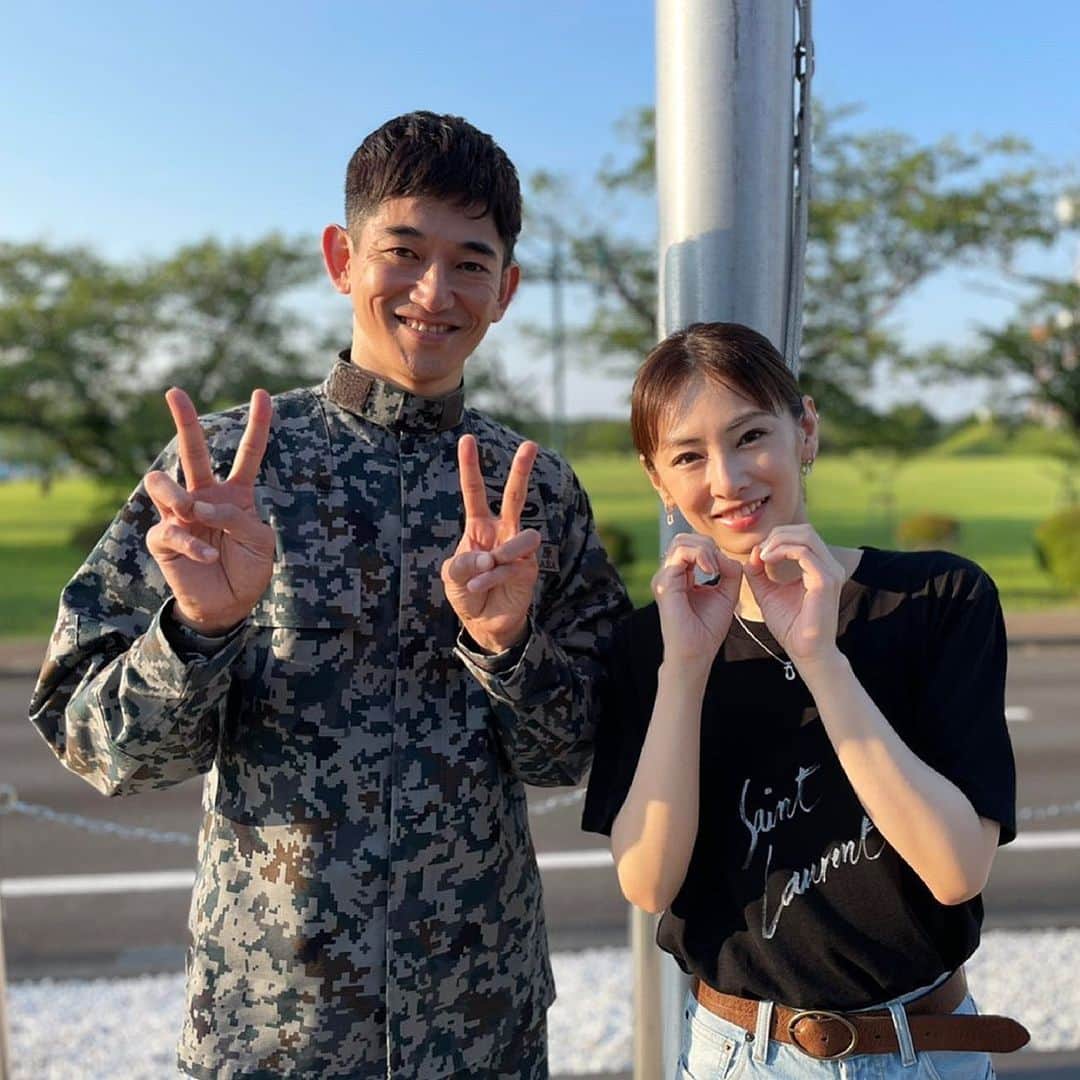 のインスタグラム：「💍  #オオカミ少年 🐺での未公開NG集楽しんでいただけましたか？  そして…よる10時まであと少し！ということで…🕰  咲（#北川景子 ）さんと紘一（#永山瑛太 ）さんに "ふたふたまるまる"ポーズしていただきました！  パリ研修？再婚？退職？2人の決断は 皆さん、最終回心の準備はできていますか？💭  #リコカツ」