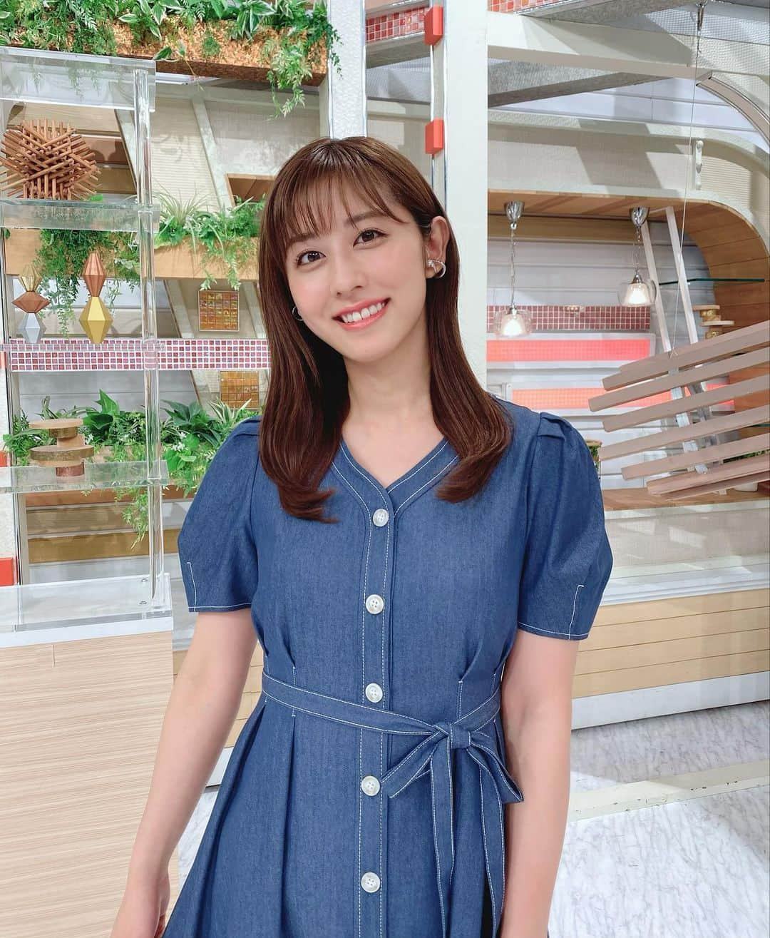 斎藤ちはるさんのインスタグラム写真 - (斎藤ちはるInstagram)「皆さん１週間お疲れ様でした〜😌 . あれ…まただ…右に頭が傾いている… . . #完全 に #癖 #クセ #くせ #でも #癖がすごい #訳ではない #地味 な癖 . . #斎藤ちはる#テレビ朝日アナウンサー#テレビ朝日#テレ朝#アナウンサー#何故か#ついつい#やってしまう#小さい#細かい#癖#ありますよね#首#くび#頭#あたま#右#みぎ#１週間#お疲れ様でした#羽鳥慎一モーニングショー#モーニングショー#スタジオ」6月18日 20時01分 - chiharu_saito_ex