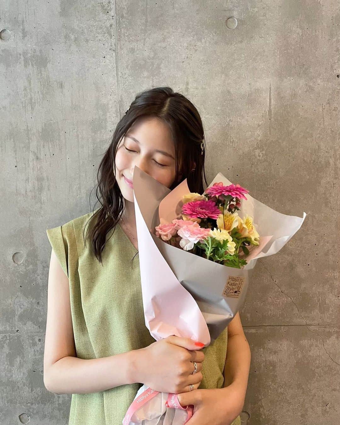 大野いとのインスタグラム：「このあと22時から、リコカツ最終回です。  離婚から始まる物語、どんな結末が待っているのか 演じながらもとても楽しみにしていました。 離婚をテーマに、大切な誰かと誰かが向き合っていく 前向きで、大切なドラマを 多くの方に届けることができて そして、参加することができて クランクアップでは、 こみ上げてくるものがありました。 北川景子さんをはじめとするキャストのみなさん、 スタッフさん、現場でいつもあたたかく、 リコカツを通してなつみを演じられて またひとつ、成長させていただきました。  今夜ぜひゆっくりとご覧いただけると幸せです。🌟 @rikokatsu_tbs  #リコカツ  クランクアップでいただいた花束。嬉しい。💐」