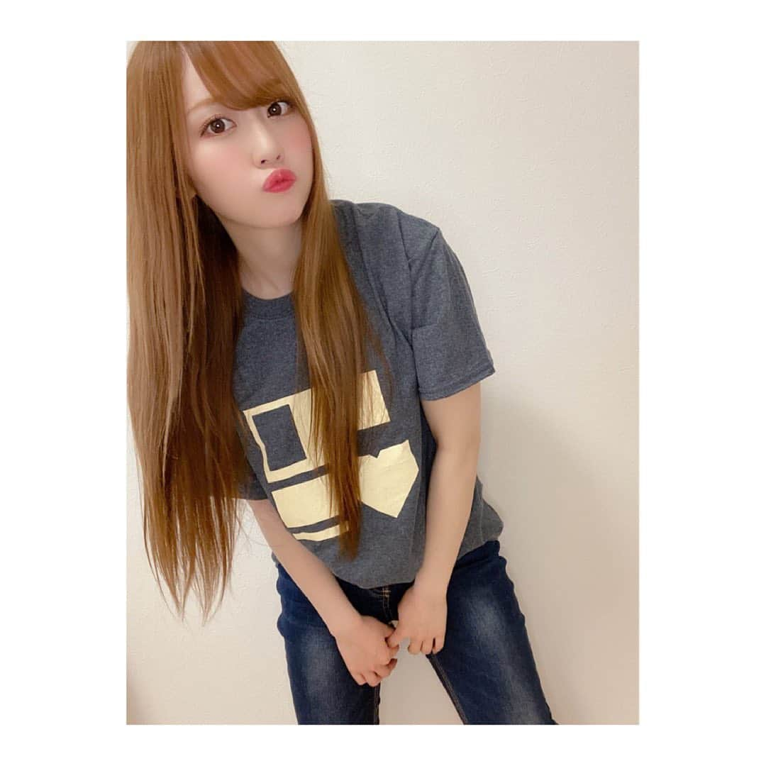 新木さくらさんのインスタグラム写真 - (新木さくらInstagram)「⁡ ⁡ ⁡ MACOさんのグッズ、Tシャツバージョン🤍🤍 絶対欲しいって思いよって色は迷ってこの色に💫 生地が気持ちいいい。 ⁡ パーカーとトレーナー集めすぎとるけん 次は夏使えるTシャツ集める❣️ ⁡ #MACO さん♡ #macofam」6月18日 20時11分 - araki_sakura14