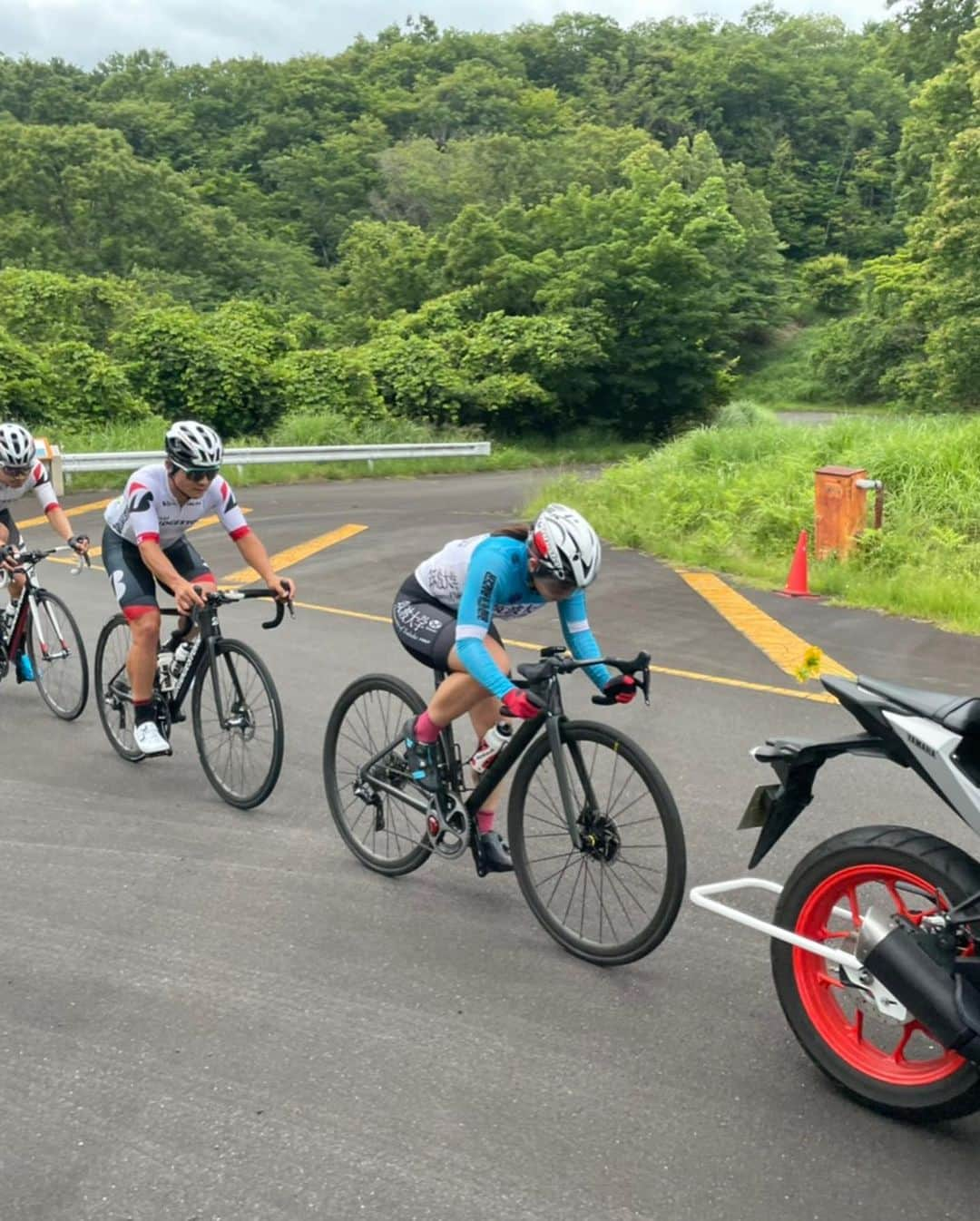 梶原悠未さんのインスタグラム写真 - (梶原悠未Instagram)「梶原悠未の水分補給🚴‍♀️💨  モーターペーサーでのロード練習は平均時速43kmほどで90分走り続けるため、ボトルが空っぽになったら、走りながら補給してもらいます🍼  キャッチするときは、衝撃を肘で吸収できるように心がけてます😉  水はごくごく飲む&首と背中にかける🙆‍♀️  今日は、男子選手の平均46.5km/hのモーターペーサーに参加させてもらいました🚴‍♀️🚴‍♂️💨  #光英科学研究所 @koeiscience  #江副記念リクルート財団 #BRIDGESTONE #タイケン学園 #OGK_KABUTO #SpecializedJapan #BIORACER #CRAFT #NITTO #CWX #mavicjapan」6月18日 20時20分 - yumi_kajihara