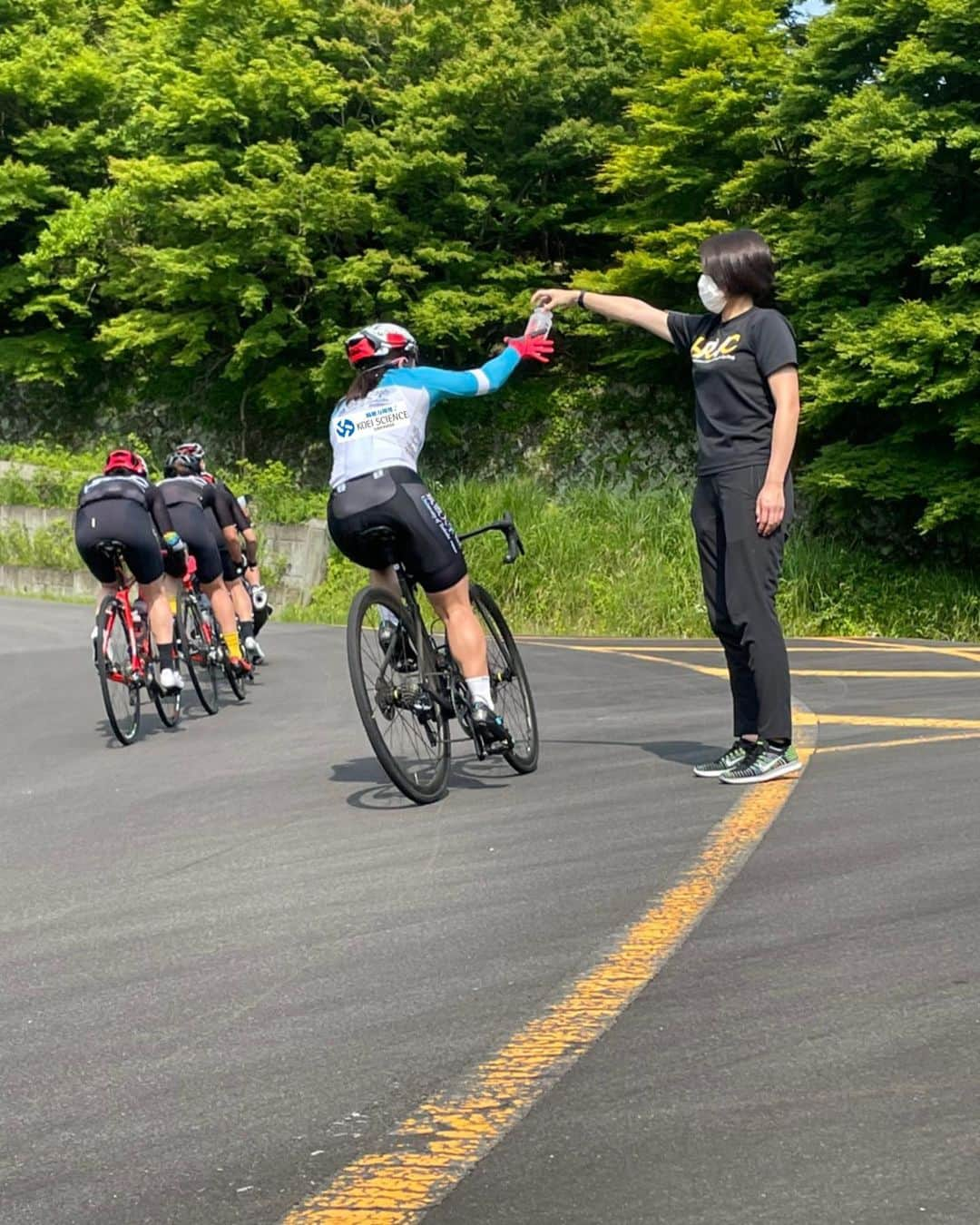 梶原悠未さんのインスタグラム写真 - (梶原悠未Instagram)「梶原悠未の水分補給🚴‍♀️💨  モーターペーサーでのロード練習は平均時速43kmほどで90分走り続けるため、ボトルが空っぽになったら、走りながら補給してもらいます🍼  キャッチするときは、衝撃を肘で吸収できるように心がけてます😉  水はごくごく飲む&首と背中にかける🙆‍♀️  今日は、男子選手の平均46.5km/hのモーターペーサーに参加させてもらいました🚴‍♀️🚴‍♂️💨  #光英科学研究所 @koeiscience  #江副記念リクルート財団 #BRIDGESTONE #タイケン学園 #OGK_KABUTO #SpecializedJapan #BIORACER #CRAFT #NITTO #CWX #mavicjapan」6月18日 20時20分 - yumi_kajihara