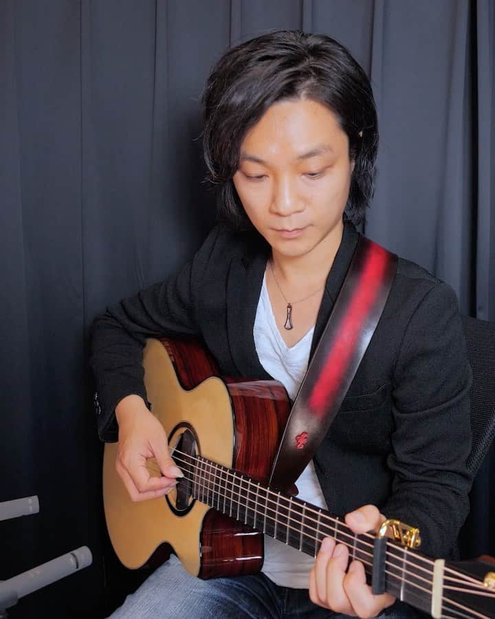 松井祐貴のインスタグラム：「Fly High！ -Original song- From 4th Album『You Made My Day』 TAB→https://www.mymusicsheet.com/YMusicOffice YouTube→https://www.youtube.com/c/YukiMatsuiOfficial  ♪ ♪ ♪  #yukimatsui #松井祐貴 #fingerstyle #fingerstyleguitar #fingerpicking #acoustic #acousticguitar #pickariff @pickariff #guitarsdaily @guitarsdaily #guitarstagram @guitarstagram #solosection #guitarsarebetter @guitarsarebetter #talentedmusicians #lickwars @lickwars #riffwars  @riffwars #riffwarsacoustic #pickupmusic #guitarplayer #instaguitar #Daddario #DaddarioStrings #switchguitar  #shubbcapos @shubbcapos @schoepsmikrofone #schoepsmicrophones #schoeps」