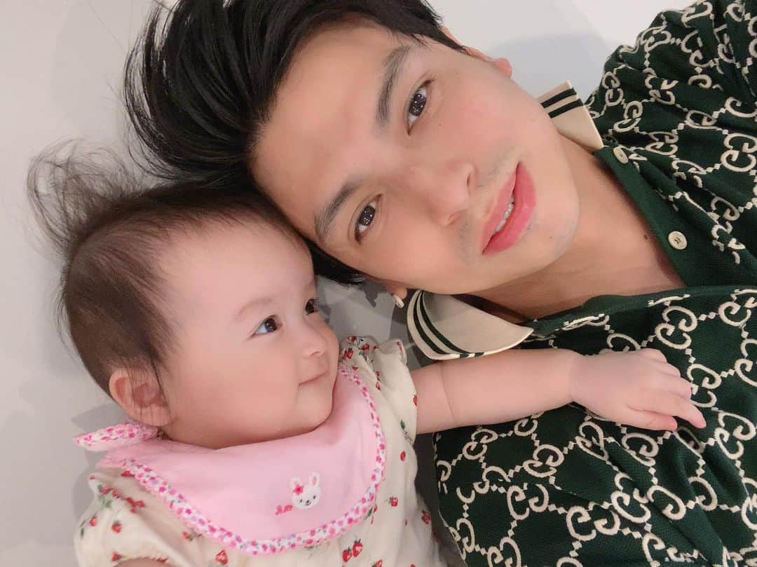 アレクサンダーのインスタグラム：「可愛いね❤️きみ❤️ 美人ちゃん  #赤ちゃん」