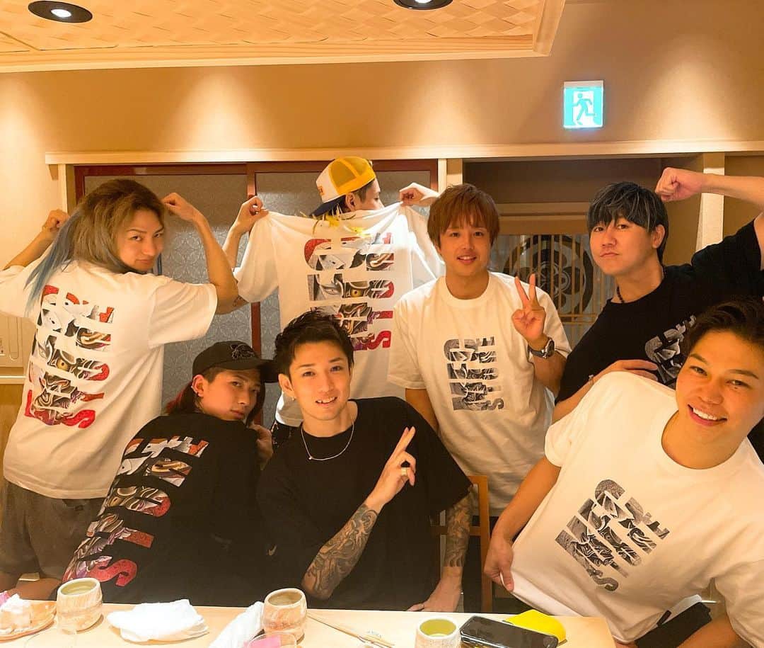 彫師美漸のインスタグラム：「明日発売‼️皆んなでおそろ😁 ありがとうございます〜👏 ・ @ken.w0712 @tak_z  @purotan1214  @djshacho_candyfoxx @mg_waki @dj_maru_ ・ MFC STORE×彫師美漸-Bizen コラボTシャツ(MFCロゴ×美漸般若)デザイン ・ 原宿、中目黒、大阪、の店頭で発売 MFCSTOREオンラインは19:00発売予定 ・ #MFCSTORE #美漸 #美漸アパレル #彫師美漸 #刺青 #海老名 #中目黒 #タトゥー #東京タトゥー #tokyo #tattoo #art #fashion #bizenart #bizen #문신　#Bizentattoo  #tattooer #tattooist #tattooartist #tattooart #tattooshop #japanesetattoo」