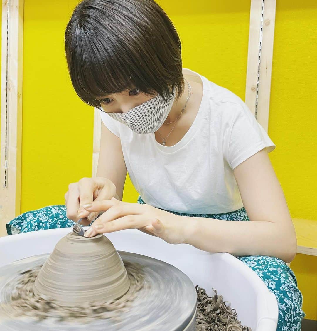 増田有華さんのインスタグラム写真 - (増田有華Instagram)「＊  先日1人で陶芸教室に行ってきました。  以前一度体験したことがあったんですが、また違うところでやってみたいなと！ こういう地道で細かい作業は小さいときから大好きだったので、時間を忘れて黙々と🧖‍♀️必死です。  1回目は粘土をろくろで回して形を作り、2回目は削りの作業（これが難しい）と色決め。 平日だったのもあり、先生方がつきっきりで教えてくださって和気藹々と楽しい時間でした。 先生の作品を見せてもらったり、いろんなお話しができて、帰りはスキップでした🕺笑 いい教室に出会えて本当に本当によかった🥺💖  先生から『私の次にうまいわよ』と言っていただき、その瞬間に削りがズレて深く削りすぎました。すぐ調子に乗るのやめたいです。  焼けたら送ってくれるそうな。楽しみすぎる！ あと少ししたら、教室に通おうかなと思っています！ 次は何作ろう！！！！❤️❤️❤️❤️  ・ ・ ・ #先生の言葉選びが面白い #掃除でいうと四隅に溜まった埃を取るように #最後の最後を丁寧にw #仰る通りです #何事もそれが大切  #前回は自分にお茶碗作ったけど #今回はプレゼント #夫婦茶碗 #喜んでくれるといいなぁ  #陶芸 #陶芸体験 #ものづくり #ろくろ体験 #電動ろくろ #陶芸教室」6月18日 20時48分 - masuyuka_official