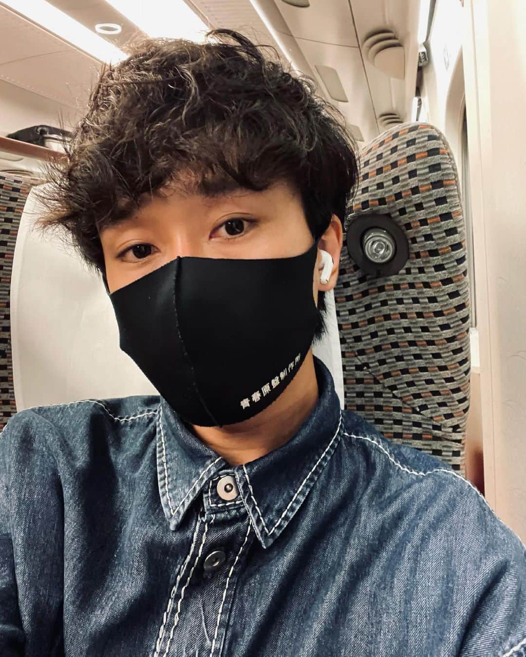 としみつのインスタグラム：「特に髪の毛の流れとか意識せずに軽くワックスつけるとこんな感じになります。。  湿気。。」