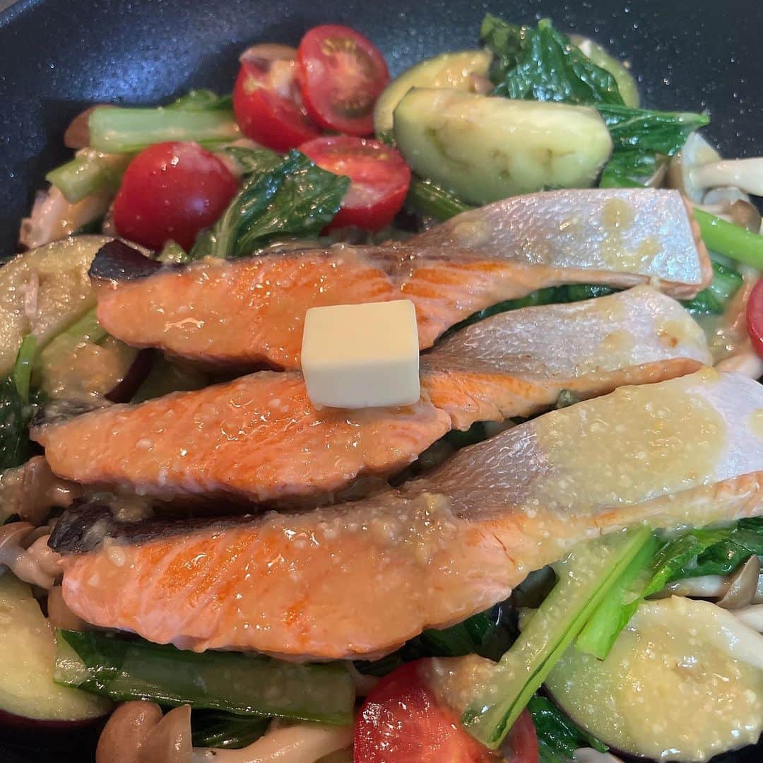 水谷雅子さんのインスタグラム写真 - (水谷雅子Instagram)「お疲れ様です🌠 今日も蒸し暑い一日でしたね。 ゆっくりと休んで下さいね。☺️ 晩御飯はリクエストに応えて鮭のちゃんちゃん焼きです。 野菜は冷蔵庫にある物で作りました。 途中茄子がある事に気づき追加ね😉🍆 #晩御飯#おうちごはん #dinner  #リクエスト晩御飯 #鮭のちゃんちゃん焼き #お野菜たっぷり #美味しいよ」6月18日 20時56分 - mizutanimasako