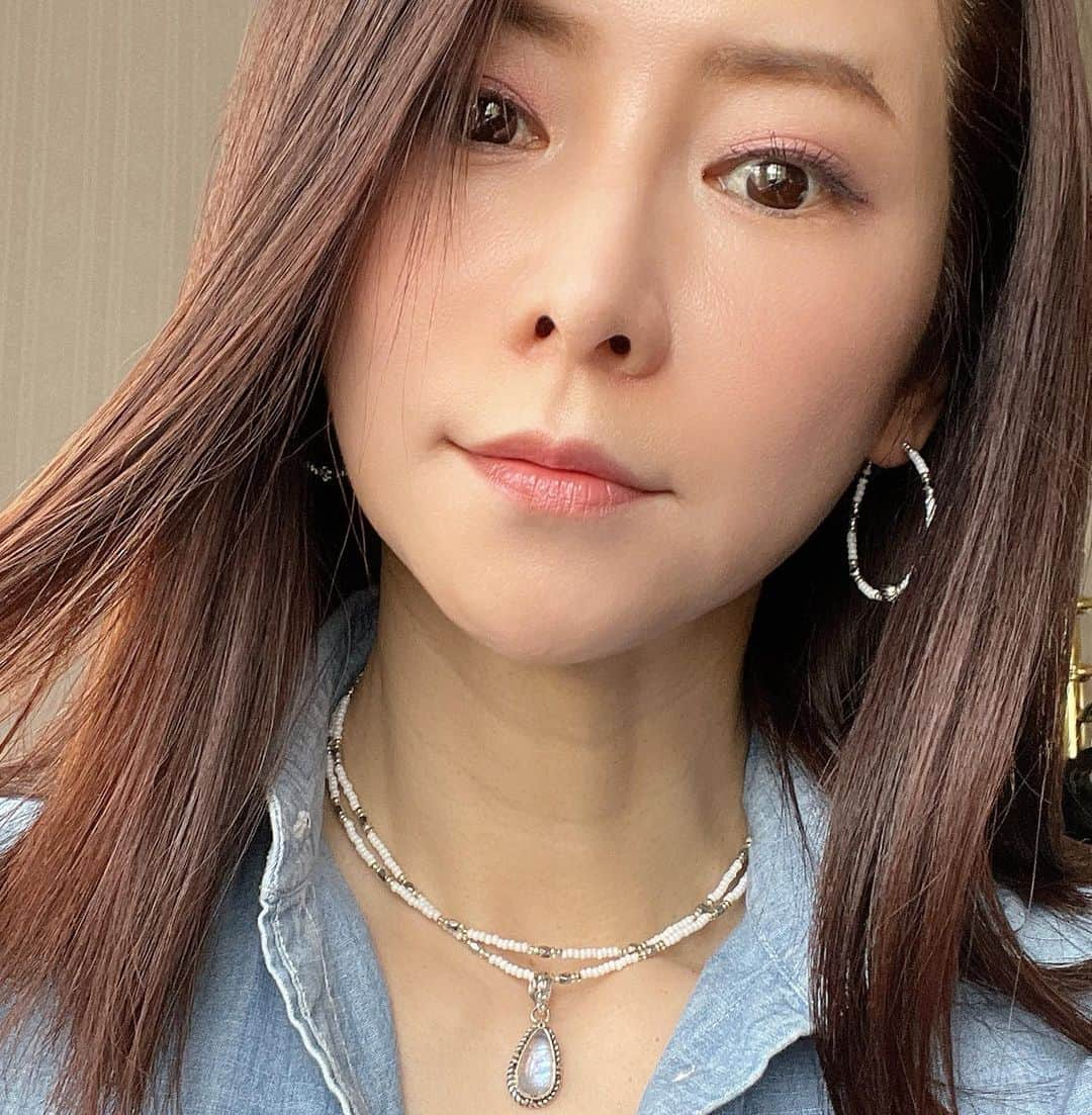 水谷雅子さんのインスタグラム写真 - (水谷雅子Instagram)「手作りビーズアクセサリーを着けるとこんな感じです😉✨ #オリジナルアクセサリー#ハンドメイド #アメリカネイティブネックレス #天然石#ムーンストーン  #手作りアクセサリー #マスクチェーン #メガネチェーン #ビーズマスクチェーン  #おしゃれマスクチェーン #オリジナルアクセサリー #ネックレス#ブレスレット #handmade #mask  #handmadeaccessory #水谷雅子#水谷雅子beautybook50の私」6月18日 20時57分 - mizutanimasako