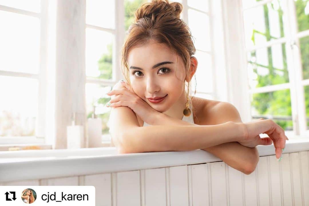 CYBERJAPAN Staffのインスタグラム：「#Repost @cjd_karen  この度、シャンプー🧴 『ムラサキシャンプーNO！MORE！YELLOW！』 のイメージモデルを務めさせて頂く事となりました！  色素を浸透させながらカラーを持続させるムラサキシャンプーは、私のハイトーンロングヘアには長年、欠かせないものです！🙏☺️🚿✨  いろんなケアをしてきましたが、 「ムラサキシャンプーNO！MORE！YELLOW！」は、  サロンメーカーの開発者監修で、とても泡立ち良く、ギシギシしない、ムラシャン特有の悩みがなく黄ばみも抑えられるシャンプーです💜🛁  商品名 :  ムラサキシャンプー NO！MORE！YELLOW！  内容量 :  500ml  販売金額 :  1980円（税込）  販売場所 :  全国のバラエティショップ、ドラックストア、Amazon等  ※場所によって発売日が異なります。   #cyberjapan #cjd_karen  #ムラサキシャンプー #nomoreyellow  #ムラシャン #ヘアケア #カラーシャンプー #ブリーチ #ハイトーン」