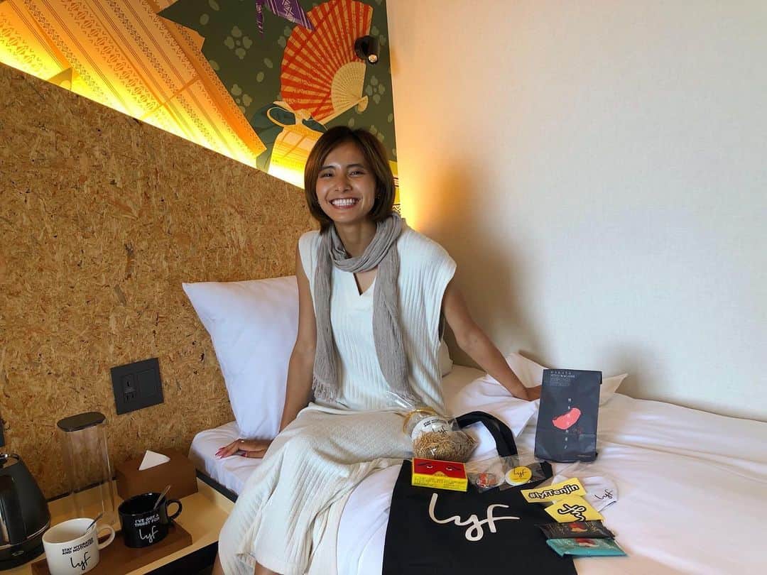 佐野千晃のインスタグラム：「福岡の天神にオープンした lyf Tenjin Fukuoka（ライフ天神福岡)のお部屋が可愛い〜😍   lyfのトートバッグとかマグカップとか嬉しいお土産も貰っちゃいました🤤   写真のlyfロゴ入りマスクとマグカップはlyf Tenjin Fukuoka 3階ロビーにある自動販売機にて販売中だよ！！   宿泊の方はもちろん、カフェバーのみの利用者さんでも購入可能だって！！   是非福岡天神行ったら行ってみてね🤤   #natural #healthy #good #gilrs #gilr #cool #cute #ooted #selfie #self #face #スポーツ女子 #スポーツ #livelyfhere #lyftenjin #lyftenjinfukuoka #lyfスタイル #ライフ天神福岡 #PR」