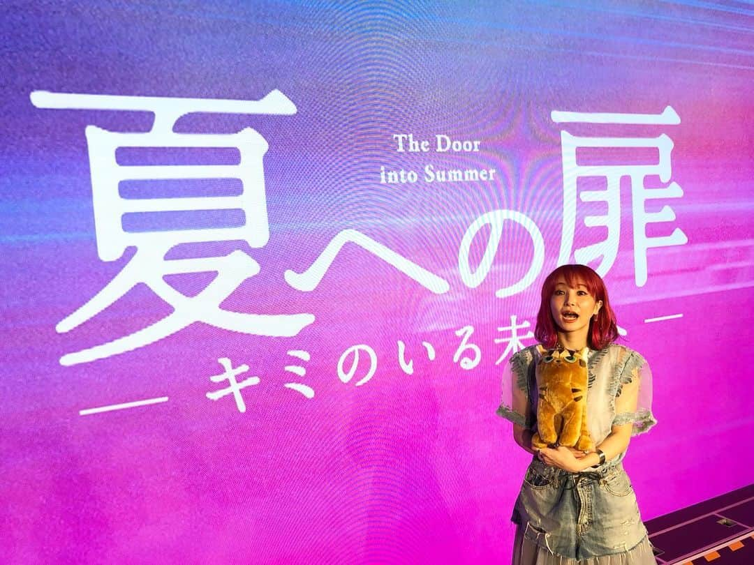 LiSAさんのインスタグラム写真 - (LiSAInstagram)「映画『#夏への扉―キミのいる未来へー』の公開直前イベントにて、#サプライズ　を歌わせていただきました🐈 主演、山﨑賢人さんと、三木孝浩監督とご一緒させていただきました🎬緊張したぁ🤯 映画公開は6/25ですっ🎬いよいよだねぇ〜🥰❤️ 大切な人を想う気持ち、諦めない気持ち、勇気と愛の詰まった作品です。たくさんたくさんお楽しみいただけますようにっ🐈早くみんなと話し合いたいので、絶対観て〜🎬 #夏への扉」6月18日 21時12分 - xlisa_olivex