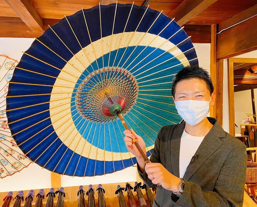上坂嵩さんのインスタグラム写真 - (上坂嵩Instagram)「岐阜和傘🌏 . 今回のSDGs企画の取材を通して、学んだこと。 . 歌舞伎や日本舞踊といった伝統芸能に加えて、 祭りや神事といった「日本の風景」にも欠かせない和傘。 その和傘の７割を生産しているのが、岐阜県だそうです。 . そんな岐阜が誇る伝統工芸品でありながら、 これまでPRに課題を抱え、 多くが京都などに流通してしまっているそうです。 . さらに、和傘職人の高齢化と後継者不在のため、 いまや技術は消滅の危機に瀕しているそう。 . #ロクロ と呼ばれる大事な部品の職人にいたっては、 今ではたった一人になってしまったそうです。 . そんな #岐阜和傘 を、 改めてブランディングして知名度を高める。 職人の育成にも繋げて、 持続可能なものにしていく取り組みが行われています。 . これも立派な「SDGs」です✨ . #帰蝶 で働く障がいのある方々が絵柄を付けた美濃和紙で 新しい和傘を作る計画。今から楽しみです☺️ . . #岐阜 #川原町 #岐阜和傘 #和傘 #和傘CASA #CASA #河口郁美 さん #帰蝶 #アリー #B型支援事業所  #SDGs #SDGs2030 #持続可能な開発計画 #働きがいも経済成長も #住み続けられるまちづくりを #メーテレ #アップ #ドデスカ #上坂嵩」6月18日 21時13分 - takashi_uesaka_nbn