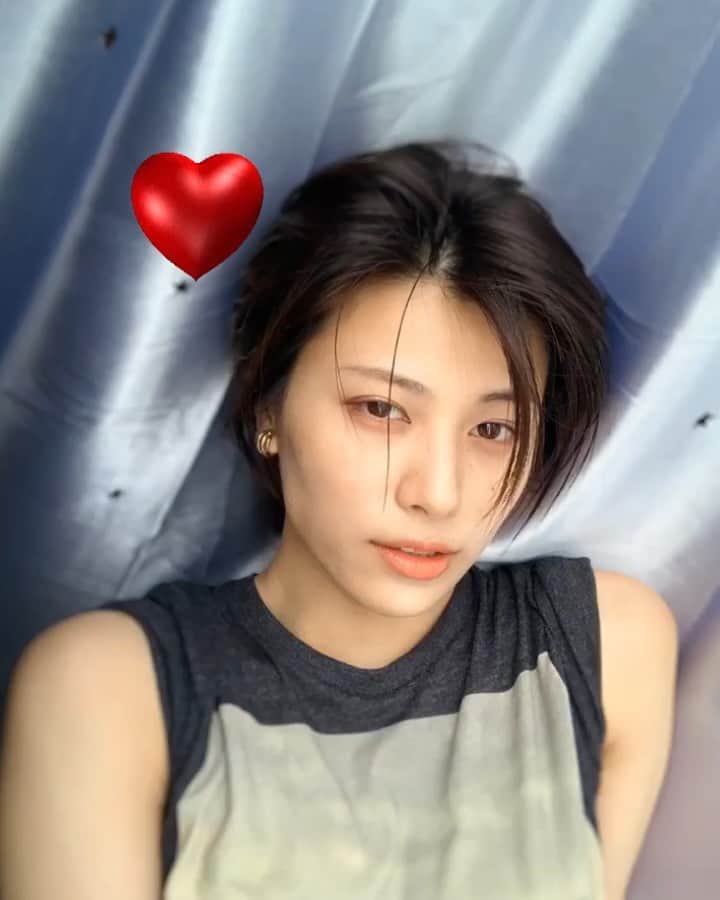 春川芽生のインスタグラム：「肩たたた 生っぽい自撮り🐸ハートつけたら画質落ちたた📌💥」