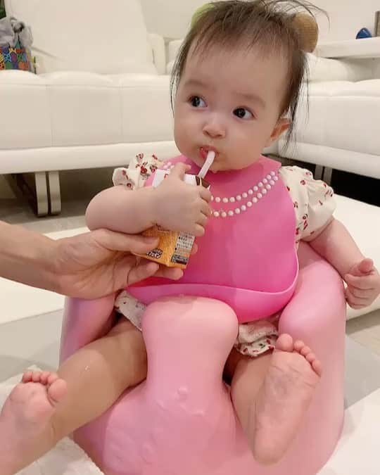 アレクサンダーのインスタグラム：「今日もお疲れさまでした❤️ 😍😍😍😍😍😍😍 沢山食べてくれてありがとうね  #離乳食 #女の子  #baby」