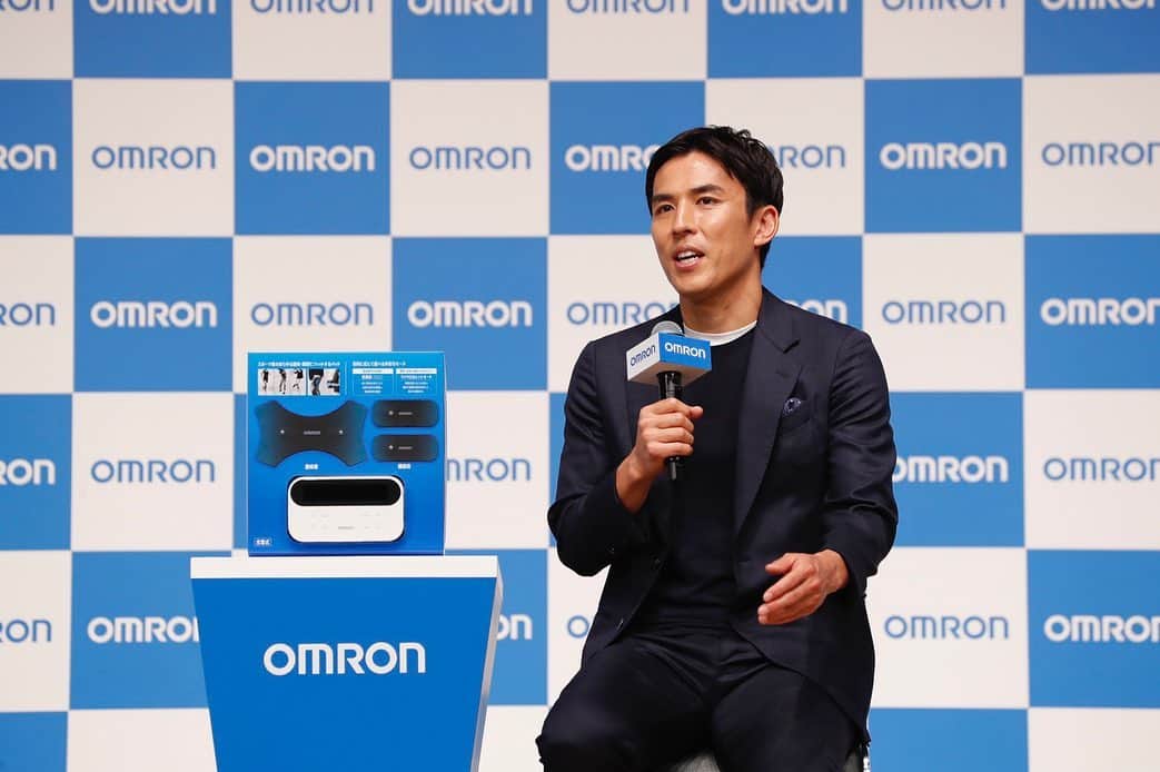 長谷部誠のインスタグラム：「*** ドイツに渡った頃からずっと愛用してきた、オムロンの低周波治療器のアンバサダーに就任しました。 長い現役生活を送る中でリカバリーの重要性を日々感じていますが、この低周波治療器もそのリカバリーにおいて大きな役割を果たしてくれています。 もうすぐ始まる新シーズンも素晴らしいものになるよう頑張っていきます！ #長谷部誠  #筋疲労  #リカバリー  #オムロン低周波」
