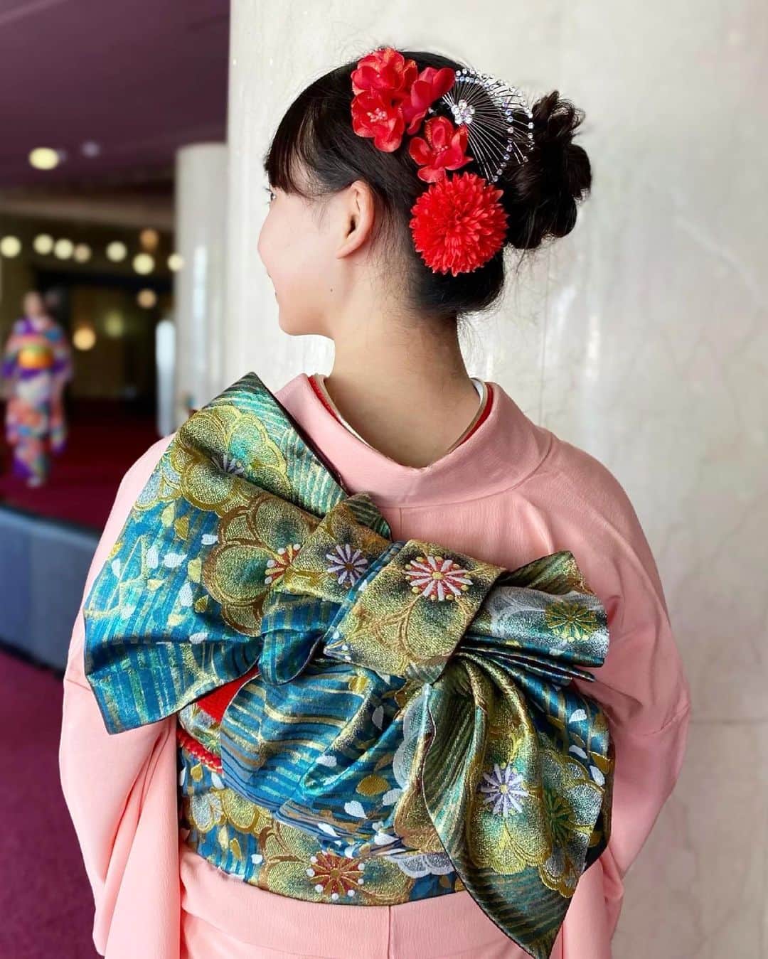 大場あゆみさんのインスタグラム写真 - (大場あゆみInstagram)「kimono future 𓍼𓍼𓍼 ⁡ 先月「きものフューチャー2021」に 創作帯結び部門のモデルとして参加してきました！ ⁡ 当日のお着物はこんな感じ👘 ⁡ 肌馴染みがいいサーモンピンクの振袖に 深いグリーンとゴールドの華やかな帯 ︎︎ ︎︎ 襟、帯揚げ、帯紐、髪飾りの赤色が アクセントになっています🍒 ︎︎ ︎︎ 今回は帯結びの美しさを競うコンクールなので振袖は色無地 ⁡ 私がペアを組んでいた先生の結果は､､､ なんと総院長賞🏅 ⁡ 間近で素晴らしい着付けの技術を感じ、 私ももっと着付けの技術を上げるぞ～！！と 改めて気合いを入れ直しました😊✨ ⁡ 先生、本当におめでとうございます！ (先生から写真の掲載許可頂きました👏) ⁡ #きもの #フューチャー #コンクール #着物 #着物ヘア #着物コーディネート #帯 #着物女子 #着物コーデ #着付け #ピンク #振袖 #振袖ヘア #kimono #kimonostyle #kimonofashion #japan #instagood #instagram」6月18日 21時53分 - ayumi__oba