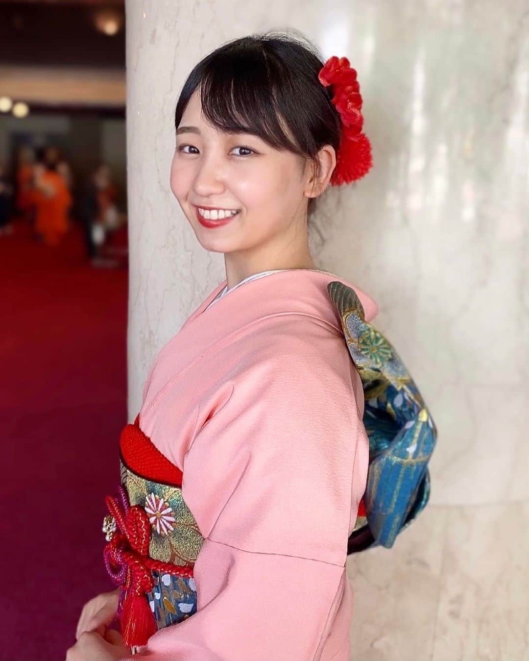 大場あゆみのインスタグラム：「kimono future 𓍼𓍼𓍼 ⁡ 先月「きものフューチャー2021」に 創作帯結び部門のモデルとして参加してきました！ ⁡ 当日のお着物はこんな感じ👘 ⁡ 肌馴染みがいいサーモンピンクの振袖に 深いグリーンとゴールドの華やかな帯 ︎︎ ︎︎ 襟、帯揚げ、帯紐、髪飾りの赤色が アクセントになっています🍒 ︎︎ ︎︎ 今回は帯結びの美しさを競うコンクールなので振袖は色無地 ⁡ 私がペアを組んでいた先生の結果は､､､ なんと総院長賞🏅 ⁡ 間近で素晴らしい着付けの技術を感じ、 私ももっと着付けの技術を上げるぞ～！！と 改めて気合いを入れ直しました😊✨ ⁡ 先生、本当におめでとうございます！ (先生から写真の掲載許可頂きました👏) ⁡ #きもの #フューチャー #コンクール #着物 #着物ヘア #着物コーディネート #帯 #着物女子 #着物コーデ #着付け #ピンク #振袖 #振袖ヘア #kimono #kimonostyle #kimonofashion #japan #instagood #instagram」
