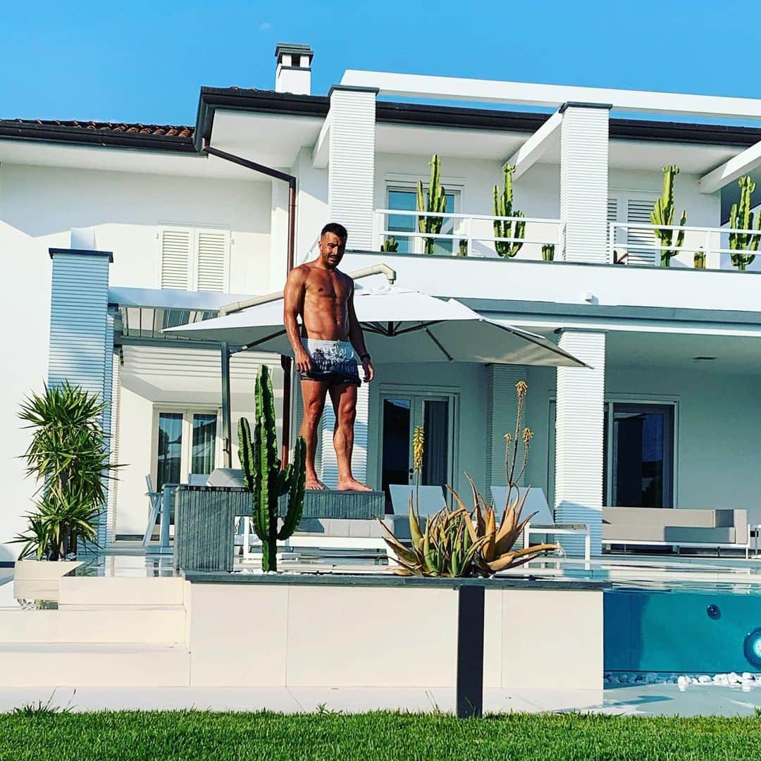 ジュリオ・ドナーティのインスタグラム：「🏡🏊🏼‍♂️☀️ #relax #home #dabadai」