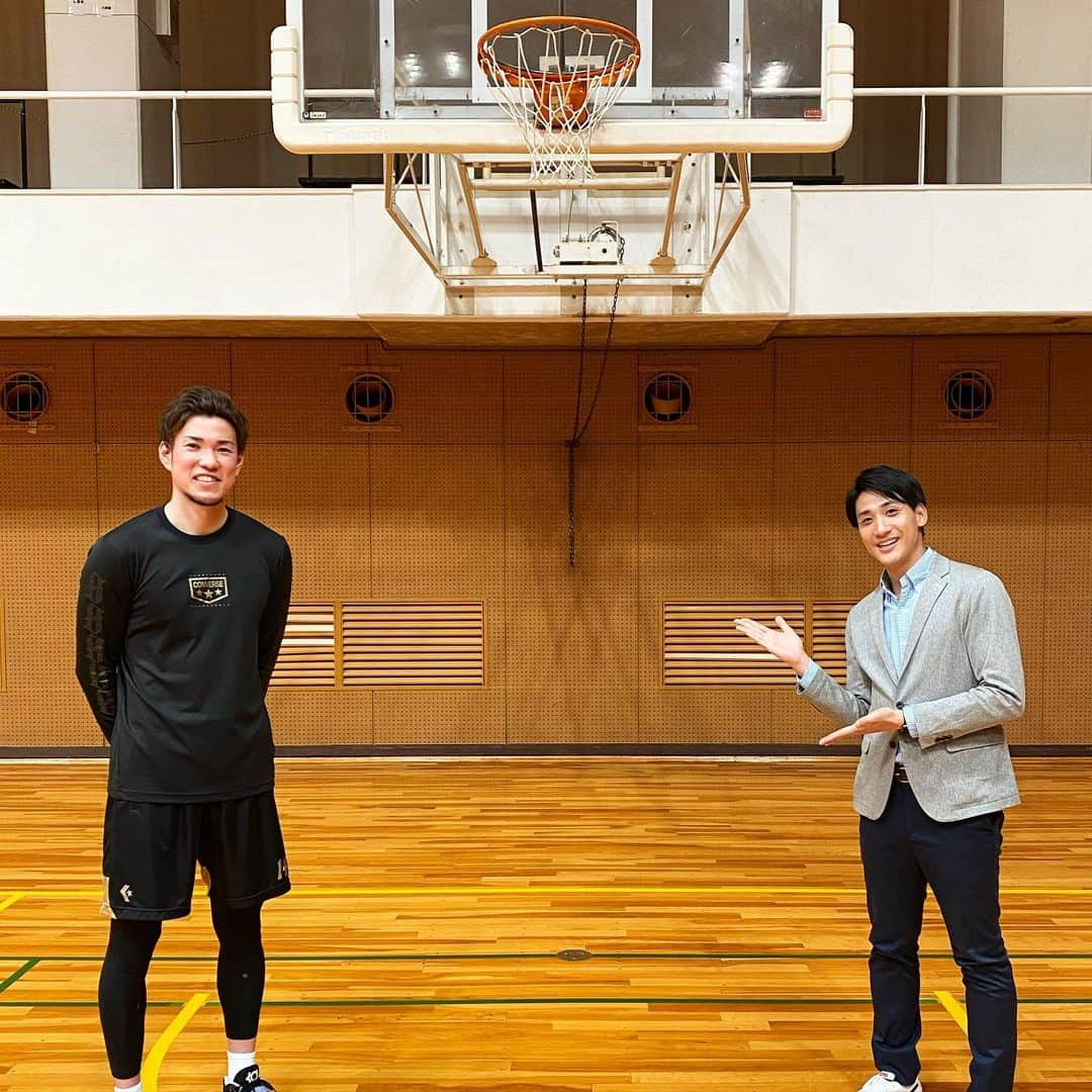 山本紘之さんのインスタグラム写真 - (山本紘之Instagram)「. バスケットボール日本代表・金丸晃輔選手  今季BリーグMVP！ アジアカップ予選でも大活躍の金丸選手に3ポイントシュートの極意を聞きました。  実は、明治大学の同級生で体育会繋がり。学部も学科も同じで、一緒の授業も取ってたようです。 10年経って初めて話すことができました！ 是非、今夜のnews zeroで。  #newszero #バスケットボール #🏀 #金丸晃輔 選手 #同級生 #明治大学体育会出身」6月18日 22時02分 - yamamoto_hiroyuki.ntv