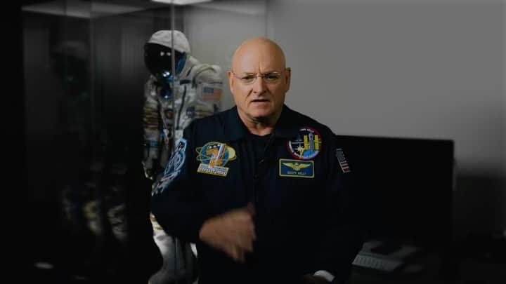 スコット・ケリーのインスタグラム：「Spending 520 days in space taught me a lot about trusting science and staying fit under difficult conditions. Like microgravity, aging is a massive challenge to muscle health. With age, our mitochondria break down and lose the ability to power cells and muscles. I’m taking on this new frontier with a breakthrough discovery from the scientists behind @timelinenutrition.   Mitopure™ is a cutting-edge nutrient that works with your body by triggering its natural renewal process to generate fresh mitochondria, boosting cellular energy and muscle strength. Mitopure™ is a pure form of #UrolithinA, a natural nutrient most of us can’t get enough of from diet alone. For the first time, a clinically proven dose of Urolithin A is available to everyone.   I trust the science behind Mitopure™ and take it every day. I’m excited to partner with the pioneers unlocking new possibilities with this novel nutrient. Try it now at the link in my bio, and use code SCOTT10 to save 10%. #sponsored」