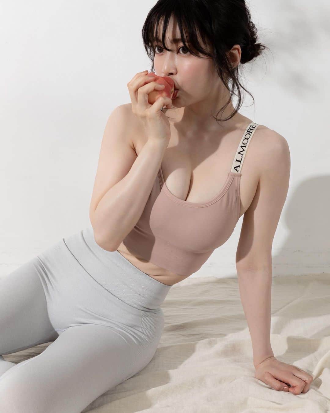 渋谷ゆりのインスタグラム：「本日11:00〜 新作発売&人気商品再入荷。New Release & Restock Today. 今天新發布&重新進貨✨Worldwide shipping 🌍❤️  ナチュラルアップトップス/ピンク Natural breast enlargement bra/ pink ヒップアップレギンスヌード/ ライトグレー Beautiful butt leggings nude/ light gray  #ALMOORE #新作 #フィットネスウェア #トレーニングウェア #筋トレ女子 #筋トレ」