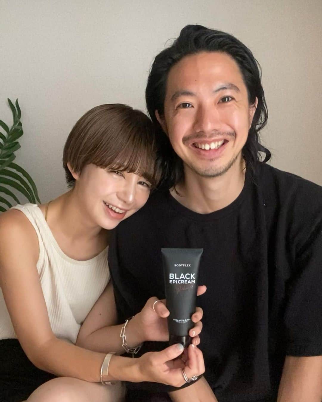長谷川あやのインスタグラム：「👨👨👨#bodyplex#ボディプレックス#ブラックエピ#ブラックエピクリーム#ブラックデオドラントミスト#男の美容#男のニオイケア#ニオイケア#敏感肌#除毛#脱毛#メンズ脱毛#メンズ美容#ムダ毛ケア#pr ・ ・ ・ 最近よく聞くメンズ脱毛、、、🤔💭 かといって突然サロンにいくのも難しい ってことでおうちで脱毛してみました🙋‍♀️✨ ・ ちょっとお見苦しいでずが 笑 3.4枚目が脱毛の様子🤲 ・ 今回使った#ブラックエピクリーム は 塗るだけ、拭くだけ、洗うだけ✨ 塗ってからたった10分で こんなにもしっとりつるつるに、、、👨 美容液成分が77％配合されていて ビタミンや13種の保湿成分も配合なんだって🧐納得。 ・ ツンとした特有のニオイの あまり気にならずフレグランスのような すっきりした香りなので放置時間も快適👌 敏感肌の人でも使える処方みたいです👍 ・ これから汗ばむ季節ということで 同じシリーズででていたブラックデオドラントミストも 一緒に使ってみました✨ ・ さわやかでふわっとした香りなので これならオフィスでもありだなぁと思いました🙆‍♀️ 5種の植物性エキス配合でニオイの 原因菌の増殖を抑えてくれるんだって✨ ・ 男性のエチケットケアも大切だね😌✨」