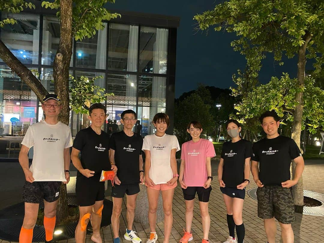 きゃっするひとみーさんのインスタグラム写真 - (きゃっするひとみーInstagram)「#castlerunningclub  #crc #おシロを走るヒト  ひっそり再開してます☺️✨ ほんまにひっそりやのに、馴染みのメンバーも初めましての皆さんも集まって😊✨  ビルドアップ9kmと足のケアを☺️✨  きゃっするTシャツ率も高くて嬉しかった😭😭 新しいデザインも作ってますが、こっちの再販希望多かったら新色追加して再販しようかな😊  ランニングベース大阪城で毎週火曜日19:30より✨ 隔週で、サブフォー 向け練習会と、超入門編で走りはじめの方向けに走ってます✨  6.26はこれまでの30k走を改め、ペーサー付きの2時間走☺️✨✨ 夏場のロングはいろんな危険もあるので、是非安全にがんばりましょう😍✨  申しこみは、 🔍モシコム　より、【大阪城】と検索してもらえたら出てきます！❤️✨  #練習会 #マラソン #マラソン女子  #ランニング女子  #ランニング初心者  #サブフォー #サブフォーへの道」6月19日 0時20分 - takaxjumppp