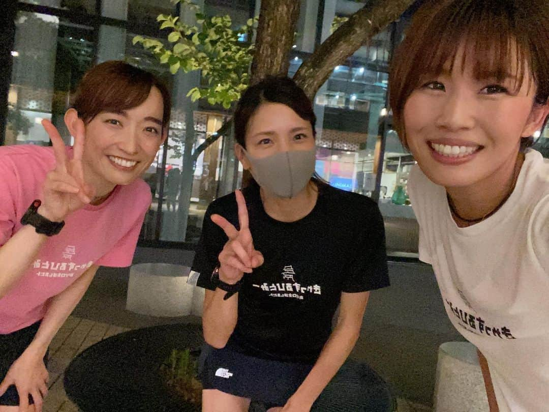 きゃっするひとみーさんのインスタグラム写真 - (きゃっするひとみーInstagram)「#castlerunningclub  #crc #おシロを走るヒト  ひっそり再開してます☺️✨ ほんまにひっそりやのに、馴染みのメンバーも初めましての皆さんも集まって😊✨  ビルドアップ9kmと足のケアを☺️✨  きゃっするTシャツ率も高くて嬉しかった😭😭 新しいデザインも作ってますが、こっちの再販希望多かったら新色追加して再販しようかな😊  ランニングベース大阪城で毎週火曜日19:30より✨ 隔週で、サブフォー 向け練習会と、超入門編で走りはじめの方向けに走ってます✨  6.26はこれまでの30k走を改め、ペーサー付きの2時間走☺️✨✨ 夏場のロングはいろんな危険もあるので、是非安全にがんばりましょう😍✨  申しこみは、 🔍モシコム　より、【大阪城】と検索してもらえたら出てきます！❤️✨  #練習会 #マラソン #マラソン女子  #ランニング女子  #ランニング初心者  #サブフォー #サブフォーへの道」6月19日 0時20分 - takaxjumppp