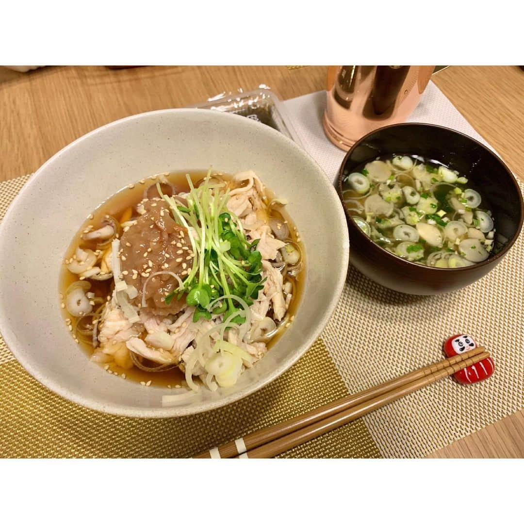 長谷川晴奈のインスタグラム：「#はせはるのアスリート飯  めちゃくちゃ久々の投稿に なってしまいました🥺 文章を書くのが苦手なので投稿を サボってしまいました。すいません🥺  気を取り直して 今回紹介するのは 『梅と蒸し鶏のぶっかけそば』です✨  お蕎麦はダイエットにもオススメの 麺で既に知っている方も多いですよね🙌 低GI食品で血糖値の上昇がゆるやかなので太りにくく、血液もサラサラにしてくれます！実はタンパク質もとれちゃう最強な麺なのです🤩  こちらは冷凍のお蕎麦を使っていて簡単に作れるので時間がない時にパパッと作れちゃいます👌 サラダチキンををトッピングしているので手軽にタンパク質もとれて梅の効果で消化を促進してくれます！ 冷たくてさっぱりしているので夏バテ防止にもなりますね🌻☀️  さらにネギにはアリシンという強い抗菌、殺菌作用があるので菌から体を守ってくれたり、疲労回復効果もあります💪🏻積極的にとっていきましょう！  隣には2種類のネギを使った味噌汁です👍  レシピが気になる方はコメント欄で お寄せください🌱  #蕎麦　#ぶっかけ蕎麦　#夏バテ防止　#タンパク質　#栄養　#スポーツ栄養プランナー　#アリシン　#抗菌作用　#免疫力アップ  #減量　#ダイエット　#筋トレ　#腹筋　#腹筋女子　#筋トレ女子　#減量飯」