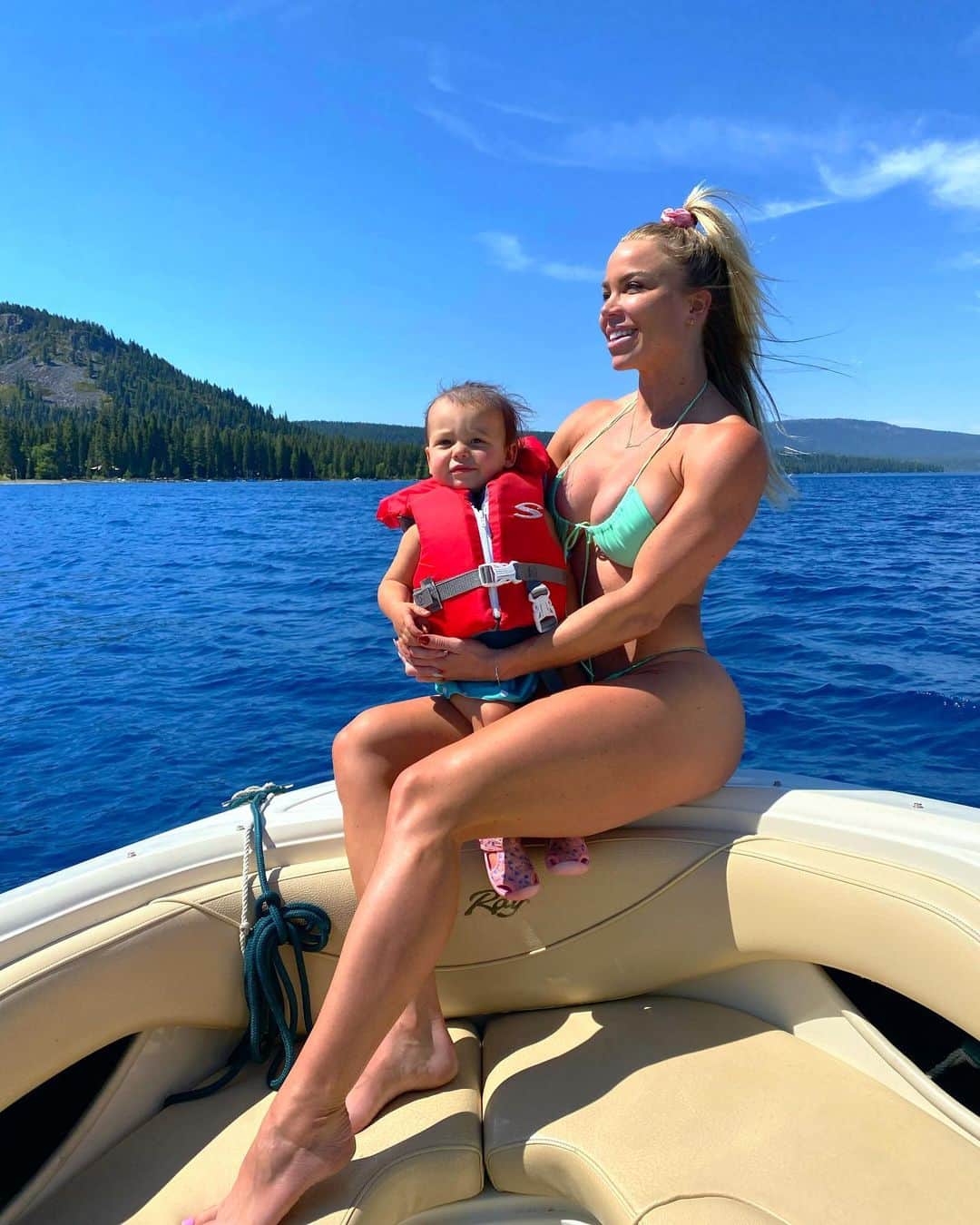 Lauren Drain Kaganさんのインスタグラム写真 - (Lauren Drain KaganInstagram)「Which pic is your fave? 1, 2, 3 or 4? Lake Tahoe with the fam for the weekend. @graceeliza @ariaskyekagan」6月19日 2時17分 - laurendrainfit