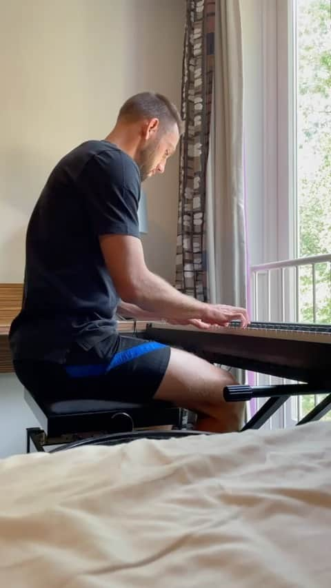 ステファン・デ・フライのインスタグラム：「The best way to relax after the game! 🎹🎶 @onsoranje」