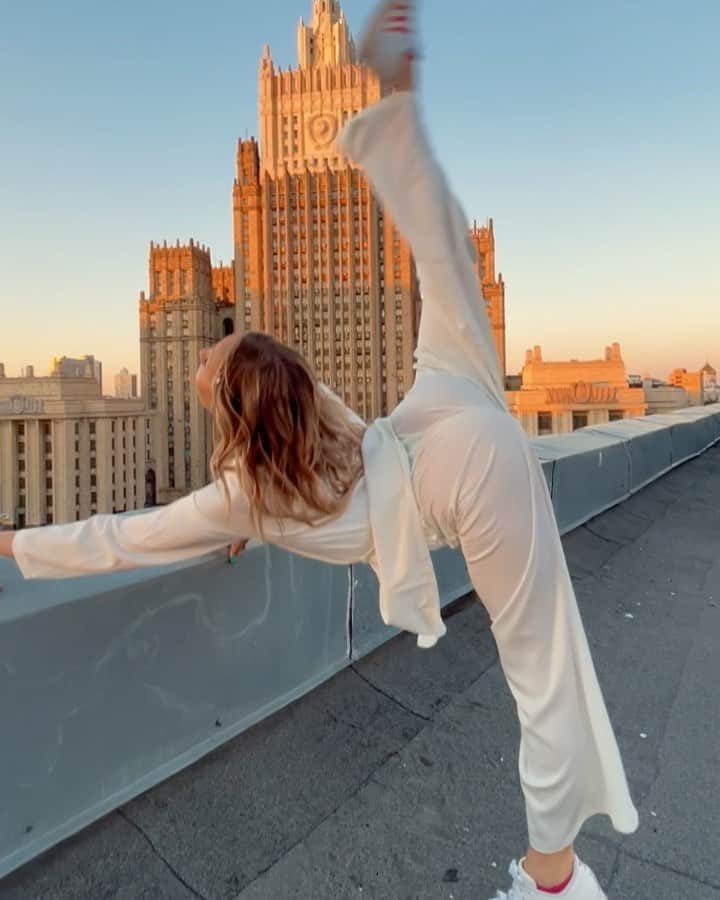 ダリア・スピリドーノワのインスタグラム：「Москва прекрасна ❤️‍🔥 Согласны ? 🧸」