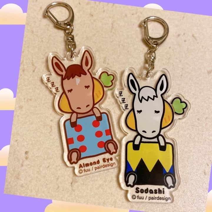 愛内里菜のインスタグラム：「これまで私が度々インスタでアップしてきた とっても素敵な💕デザイナーの親友ちゃんの ニューグッズの紹介です❣️ ⁡ 親友ちゃんのお名前は 🌱廣崎双葉ちゃん（ひろさきふたばちゃん）🌱 以前はサンリオのデザイナーとして キティちゃんとクレヨンしんちゃんや るろうに剣心のコラボグッズのデザイン手掛けたり、たくさんのコラボを生み出してきた双葉ちゃん🌱✨ ⁡ そして双葉ちゃんが 新たにデザインを手掛けたのが、 有名名馬が揃ったキーホルダー！ かわぃぃぃ😍✨ 私は、牝馬最強馬のアーモンドアイちゃんゲット🐎✨ 息子っちは、大活躍中の白馬の女の子ソダシちゃん‼︎ ⁡ 1位になる夢見ながらお寝んねしてるコンセプトも可愛いよね🌛 ⁡ ここで買えるので是非チェックしてみてね⭐️ https://eshop-kawaraban.jp/products/夢みる名馬コレクション-アクリルキーホルダー ⁡ デザイナー廣崎双葉ちゃんのHPだよ🌱✨ https://pair-design.com/ ⁡ @dododonki」