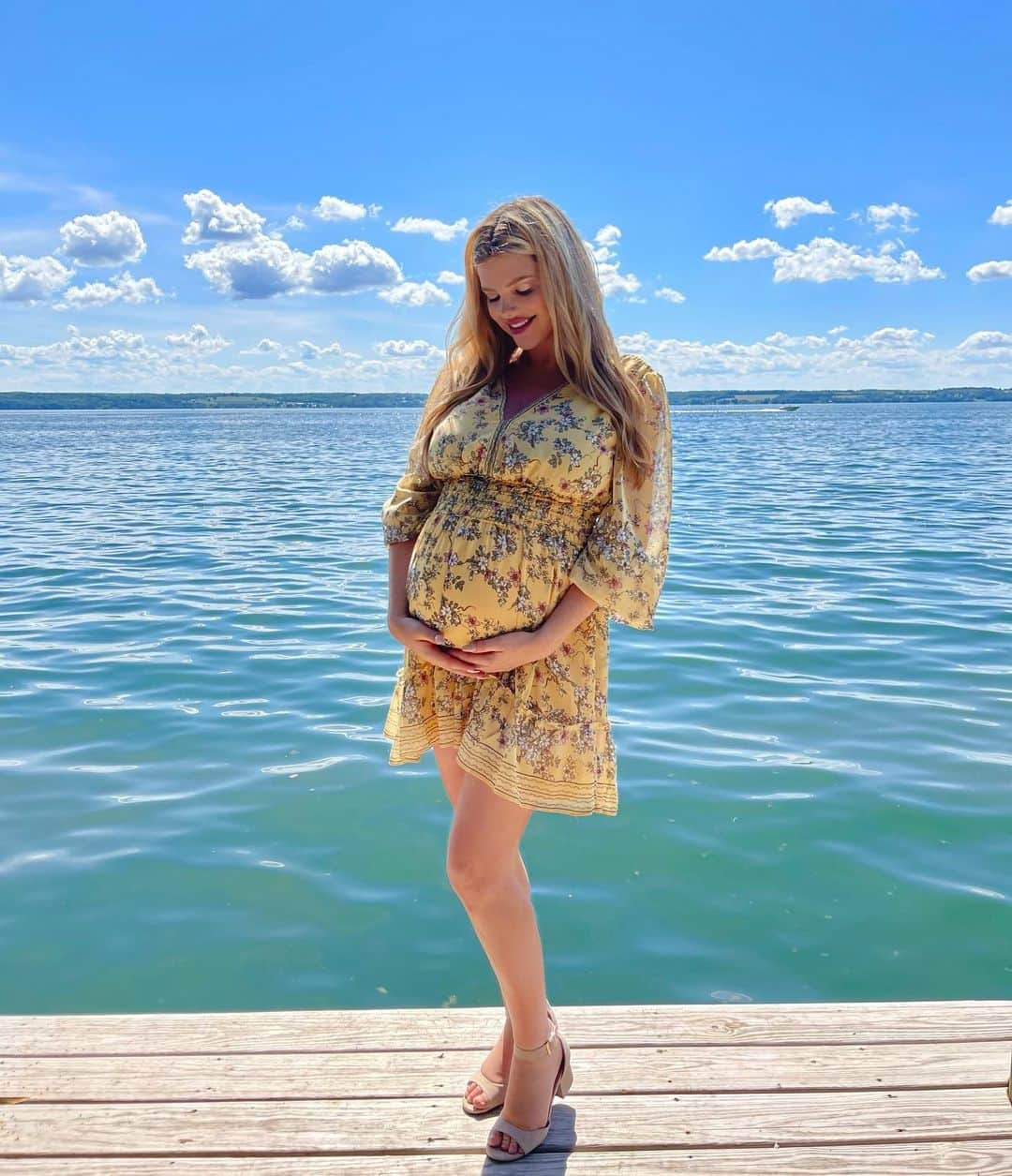 Stephanie Brantonさんのインスタグラム写真 - (Stephanie BrantonInstagram)「🤰🥰☀️🌻💛」6月19日 5時08分 - missstephaniebranton