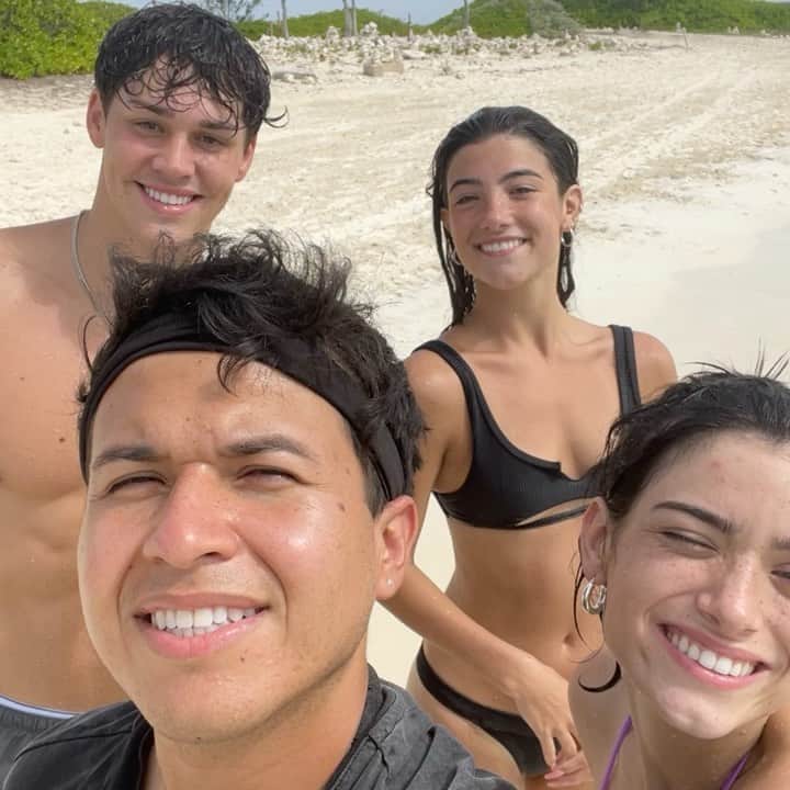 のインスタグラム：「/ i made a spam account: @eslava  🌴🇧🇸🌊」