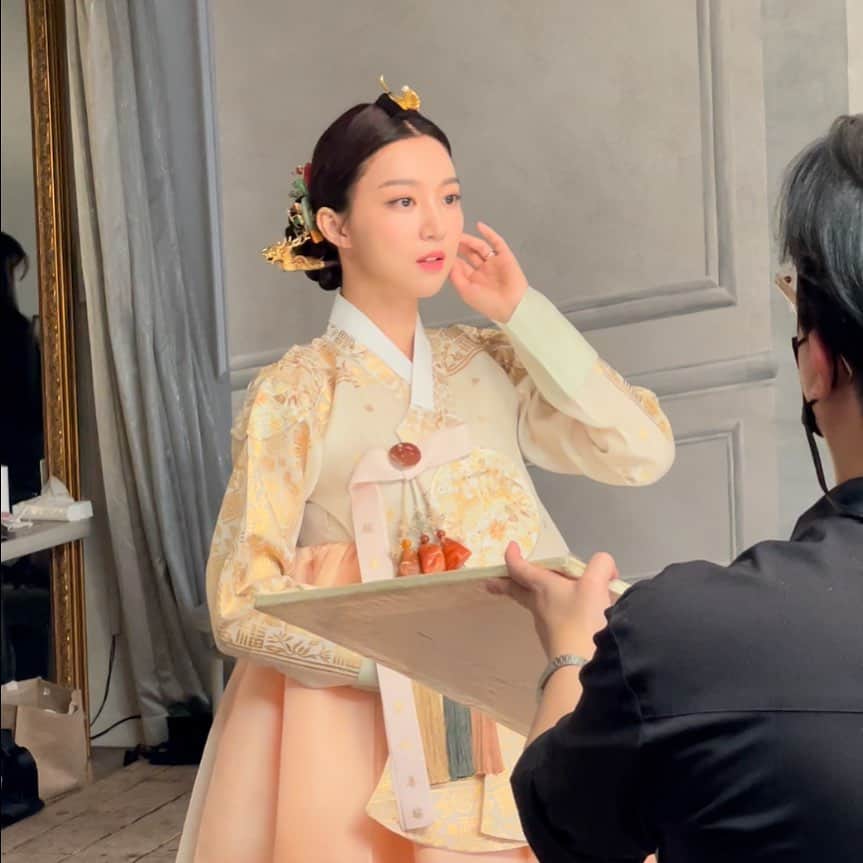 ハ・ヨンジュのインスタグラム：「조명 이거나 저거나 다 예쁠텐데 갑자기 자다깨서 갈팡질팡 고민하다 밤 샌 사람🙋🏻‍♀️#저요」