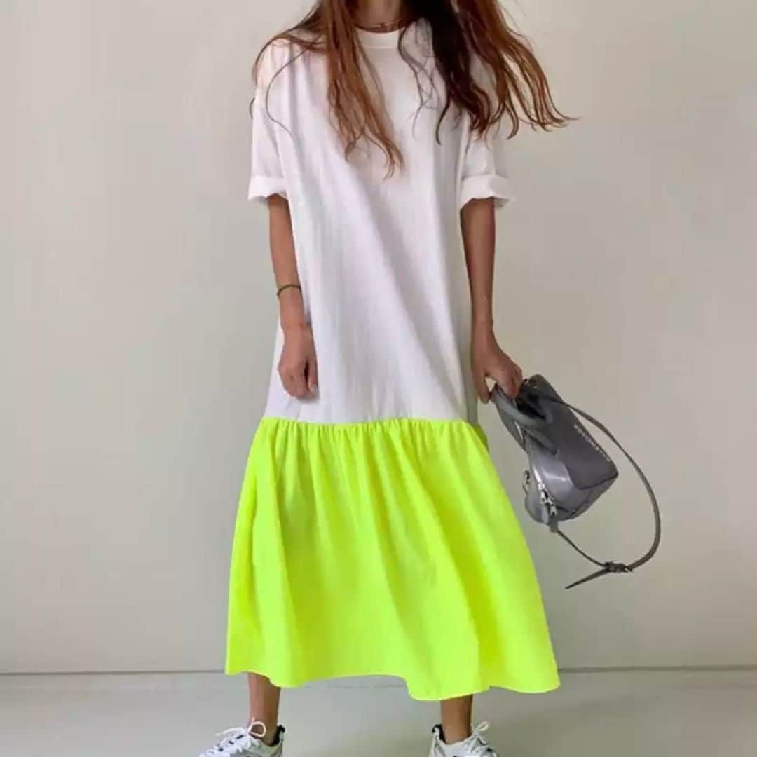 須之内美帆子のインスタグラム：「税込価格【¥6500-】  #夏ワンピース#バイカラー#ピンク#グリーン#イエロー#グレーカラフル#ショッキングカラー#ロングTシャツ#フレアスカート  ＊サイズ確認ご購入はプロフィールにあるURLからチェックして下さい❤︎」
