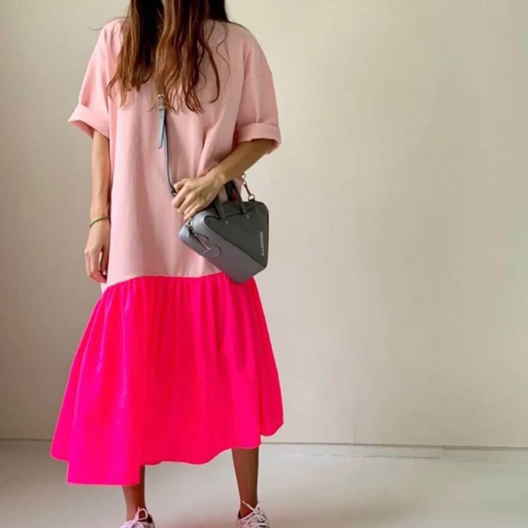 須之内美帆子のインスタグラム：「税込価格【¥6500-】 #夏ワンピース#バイカラー#ピンク#グリーン#イエロー#グレーカラフル#ショッキングカラー#ロングTシャツ#フレアスカート  ＊サイズ確認ご購入はプロフィールにあるURLからチェックして下さい❤︎」