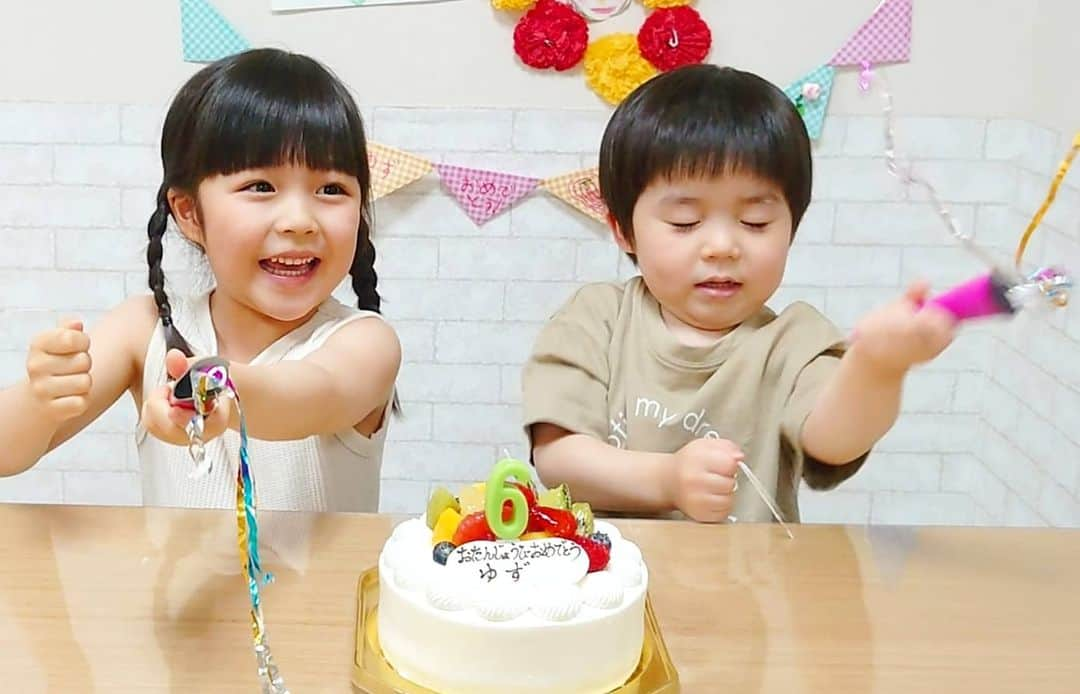 加藤柚凪さんのインスタグラム写真 - (加藤柚凪Instagram)「🍓6歳になりました🍓🥳🎉 少しおそくなっちゃったけど、ケーキでお祝いしたよ😋🎂やっぴーがハッピーバースデーのうたをうたってくれたり、クラッカーしたり、たのしかったな〜🤩🎶やっぴーは初めてのクラッカーでびっくりしてた🤣ケーキもおいしかったぁ🥰❤️  ゆずは、やさしい6歳になりたいです🌞 がんばります🙌  #6歳の #お誕生日 #たくさんの #お祝いコメントやメッセージ #ありがとうございます✨ #加藤柚凪 #加藤矢紘   @yuzuna_kato」6月19日 17時05分 - yuzuna_nagase